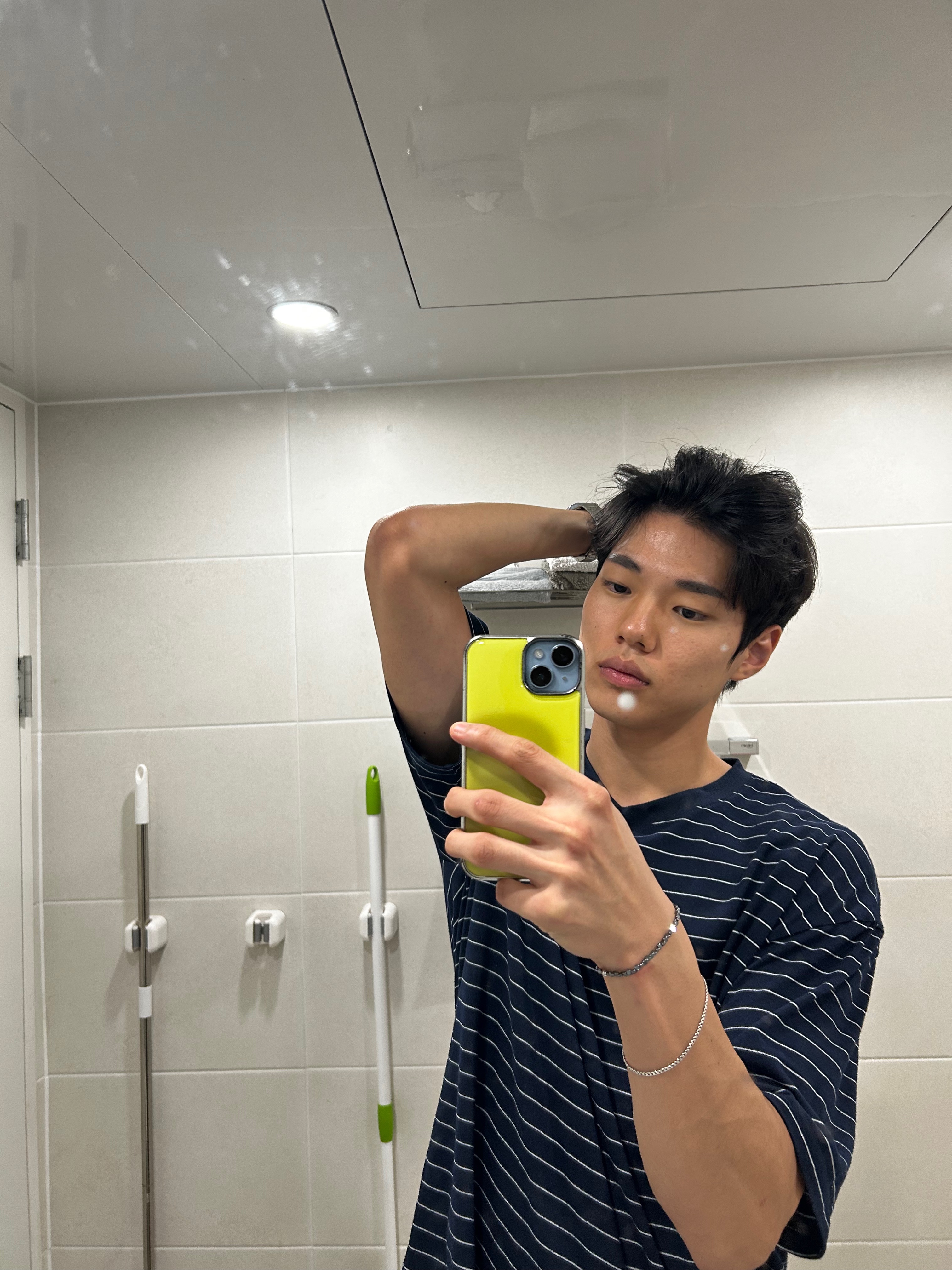 Undermycar Mu.114 Original Logo Washed Slim Flare Jeans Washed Blue, Sony WH-1000XM6 Platinum Silver (Korean Ver.) 착용 스타일 - 8