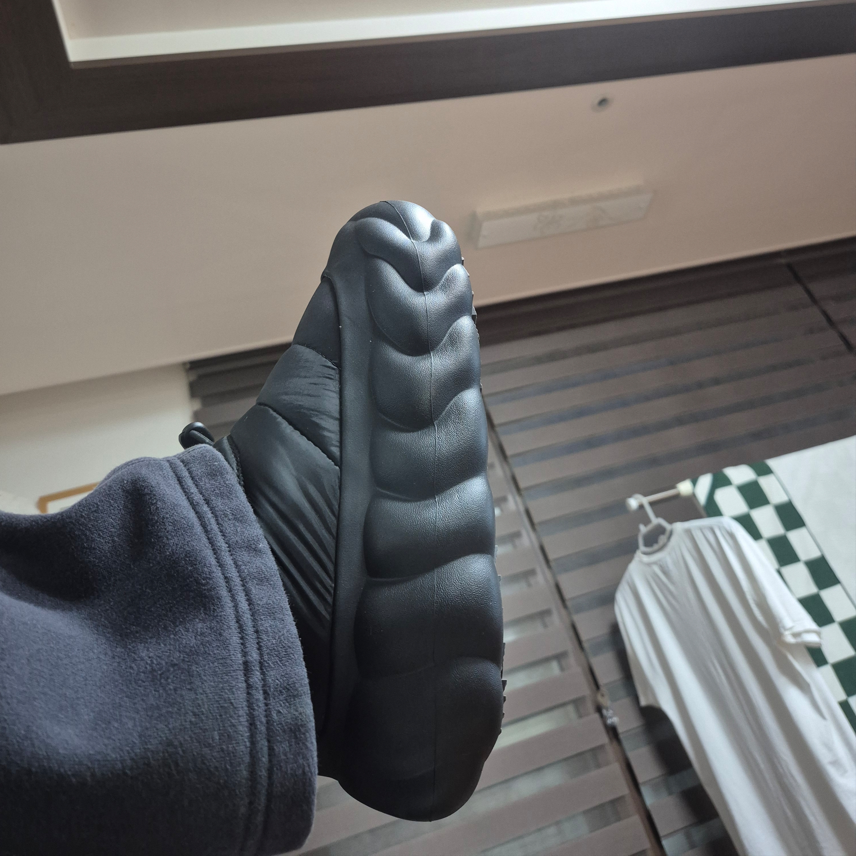 Crocs Overpuff Shorty Black 착용 스타일