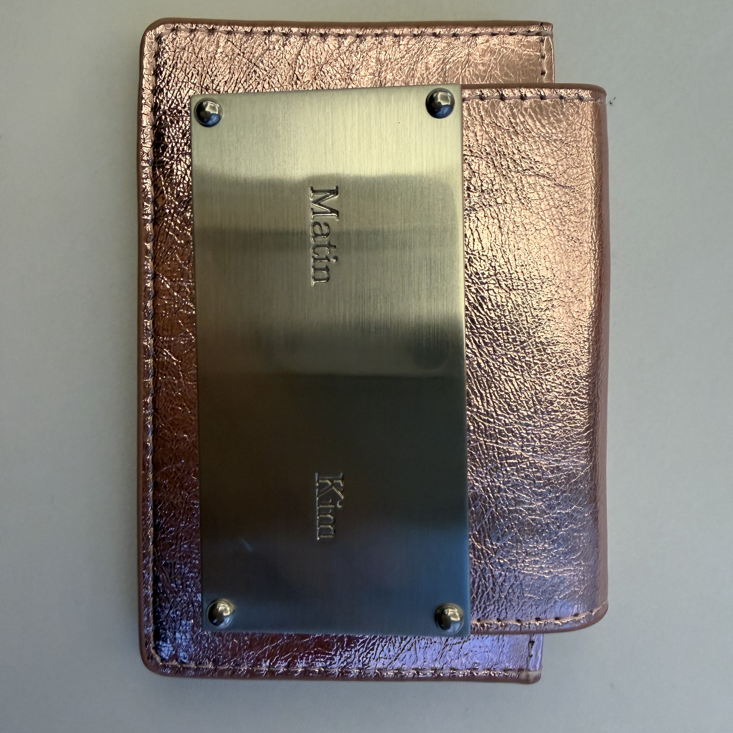 Matin Kim Accordion Wallet Indian Pink 착용 스타일