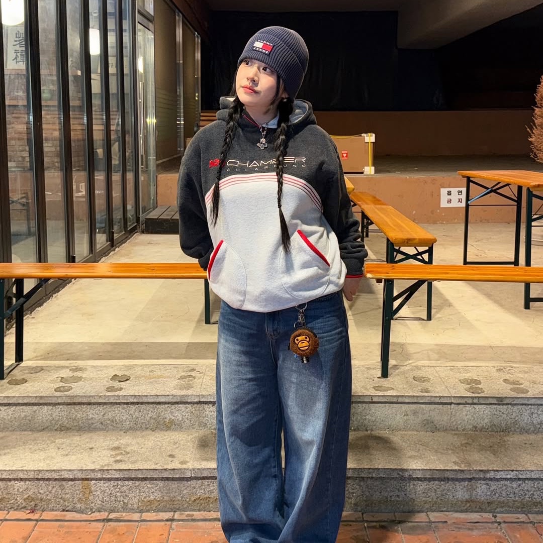 SPORT CHAMBER Bench Fleece Hood T-Shirt Chacoal 착용 스타일 - 1