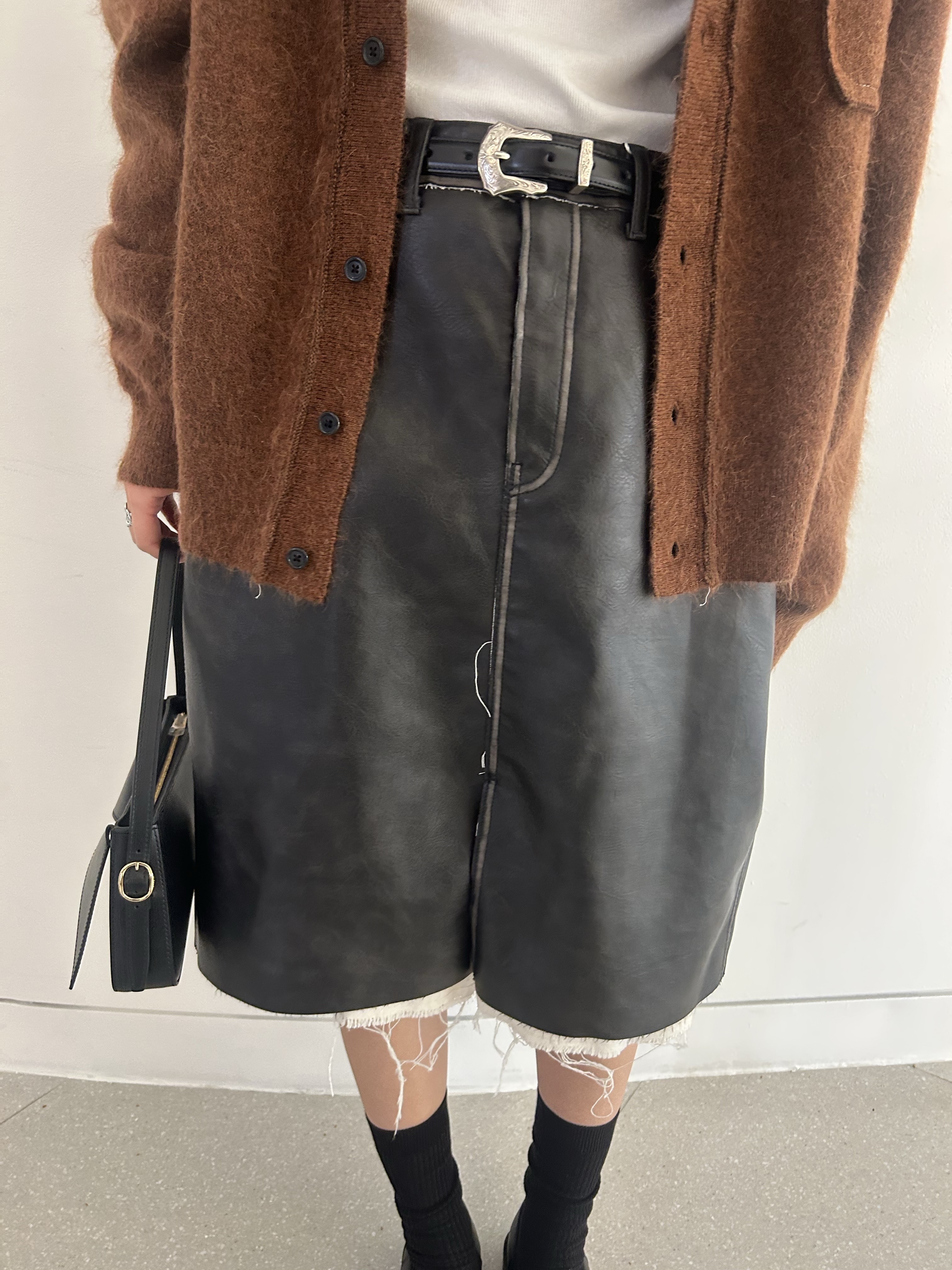 Perverze Women Washed Leather Skirt - 25SS 착용 스타일 - 5