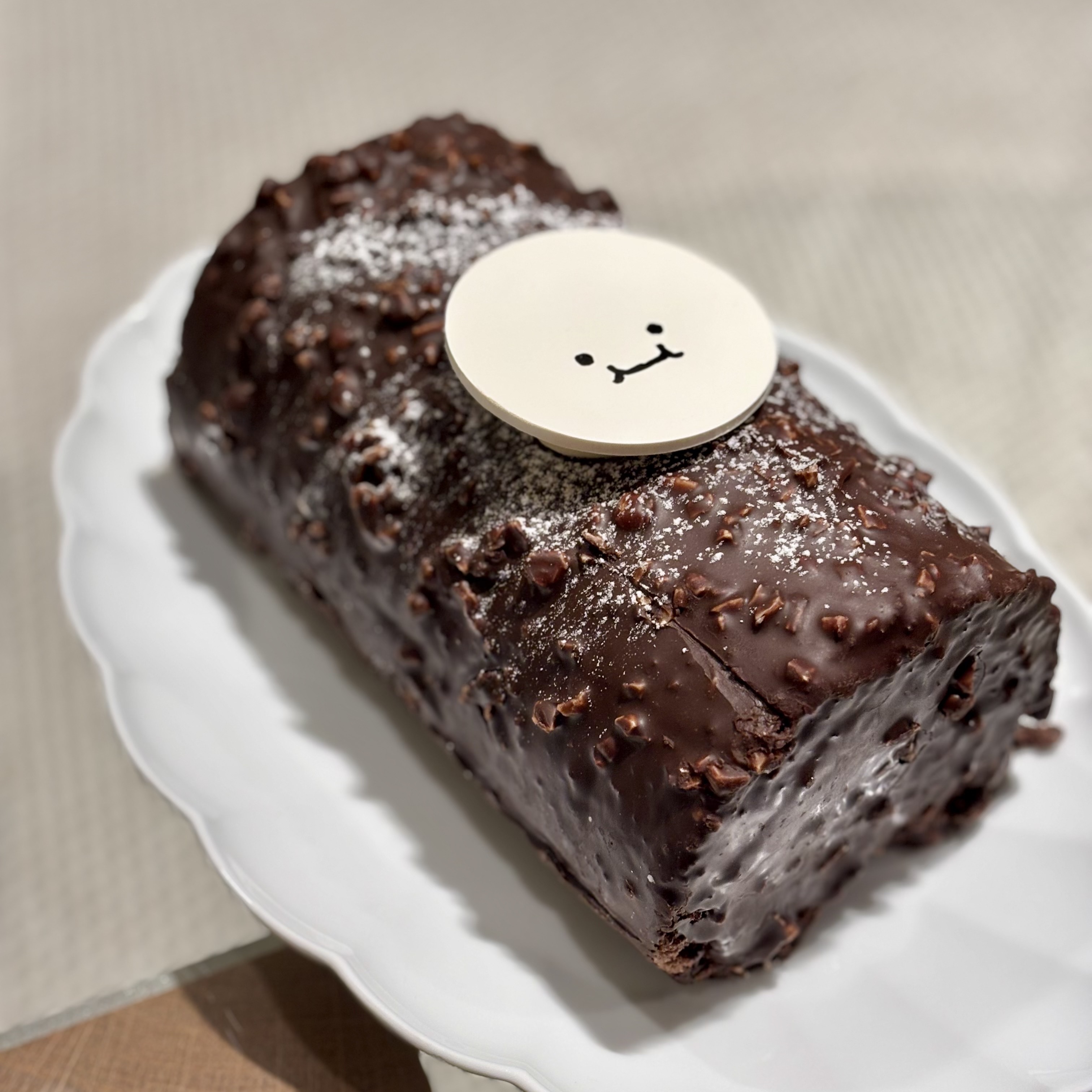 [KREAM 단독] tongtonge Dubai Style Chocolate Roll Cake 착용 스타일 - 2