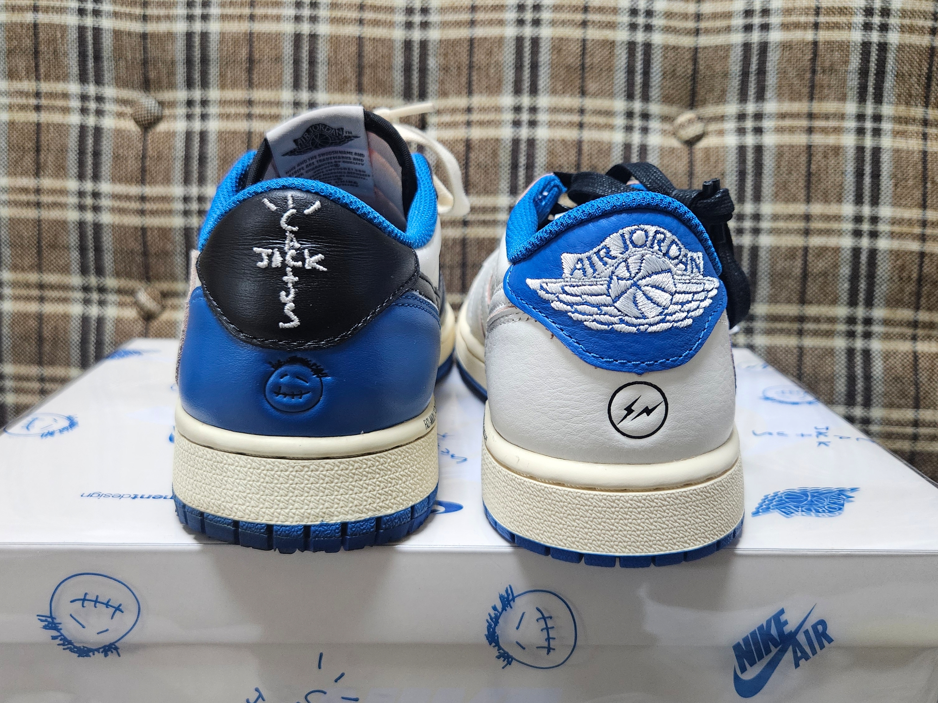 Jordan 1 x Travis Scott x Fragment Retro Low OG SP Sail Military Blue, Jordan 1 x Travis Scott x Fragment Retro Low OG SP Military Blue 착용 스타일 - 2