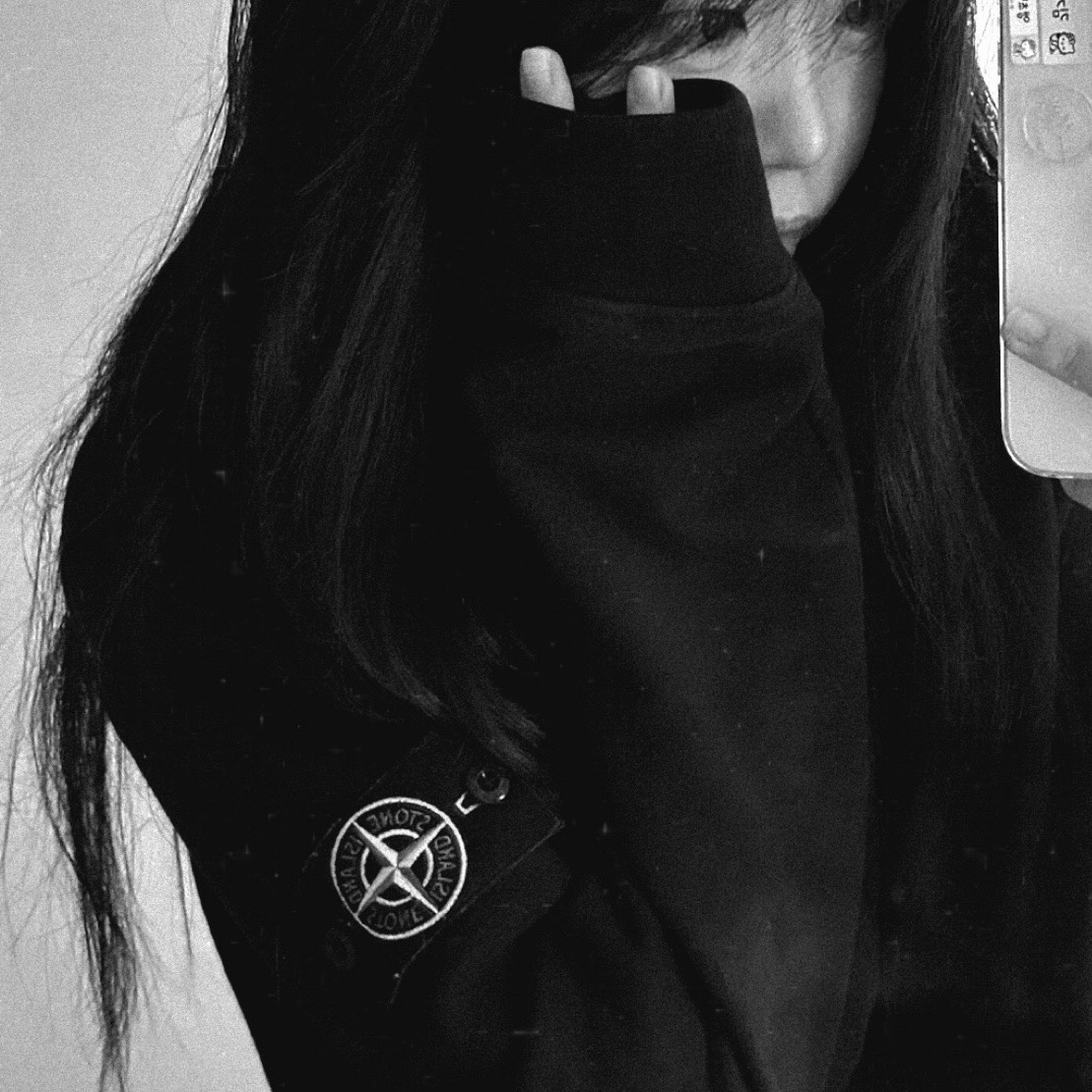 Stone Island 63520 Wappen Patch Hooded Full Zip Black - 24FW, Stone Island 6100021 Malfile Fleece Old Effect Full Zip Hooded Sweatshirt Black - 25SS 착용 스타일
