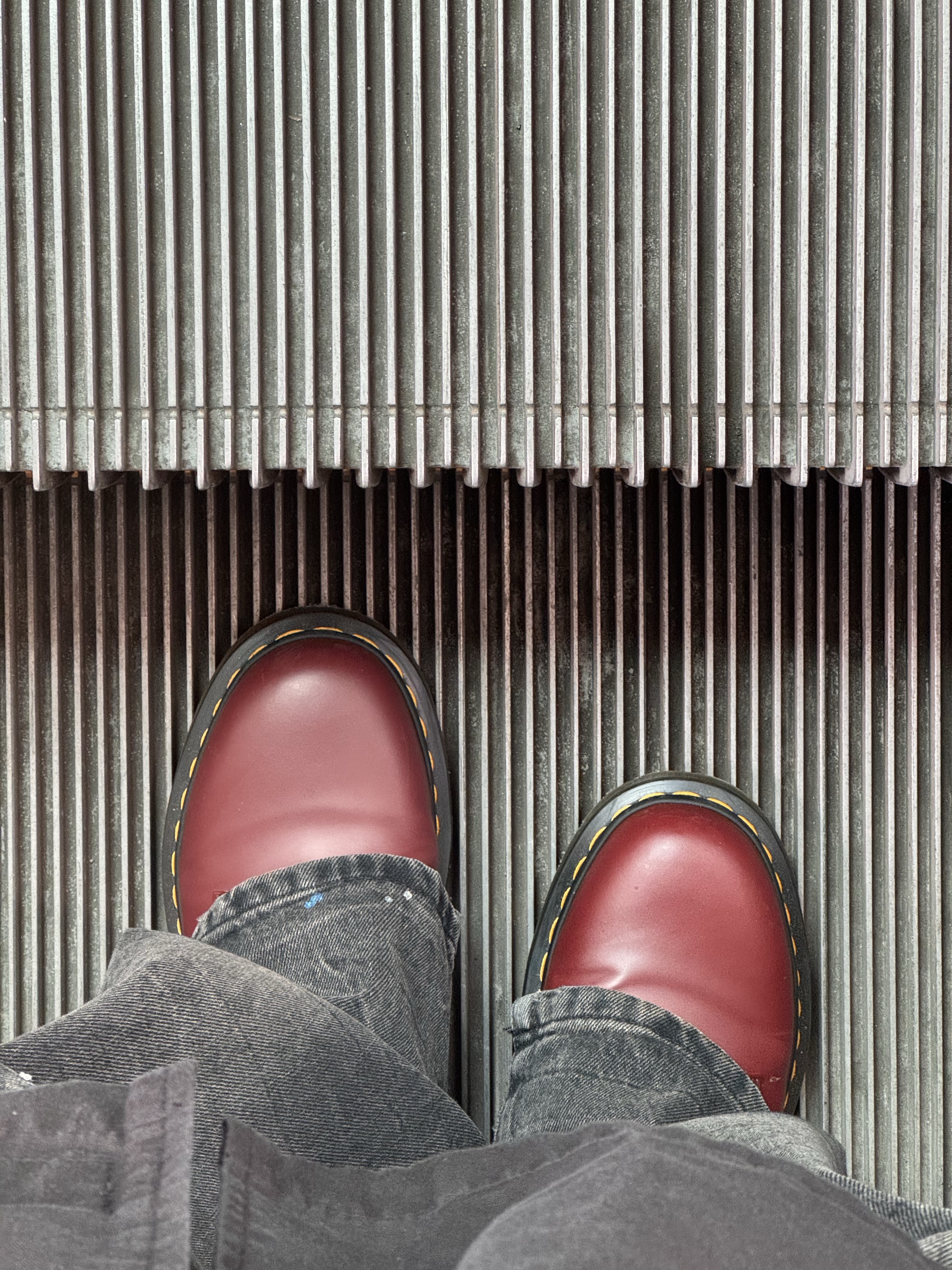 Dr. Martens 1461 Smooth Leather Oxford Shoes Cherry Red 착용 스타일 - 3