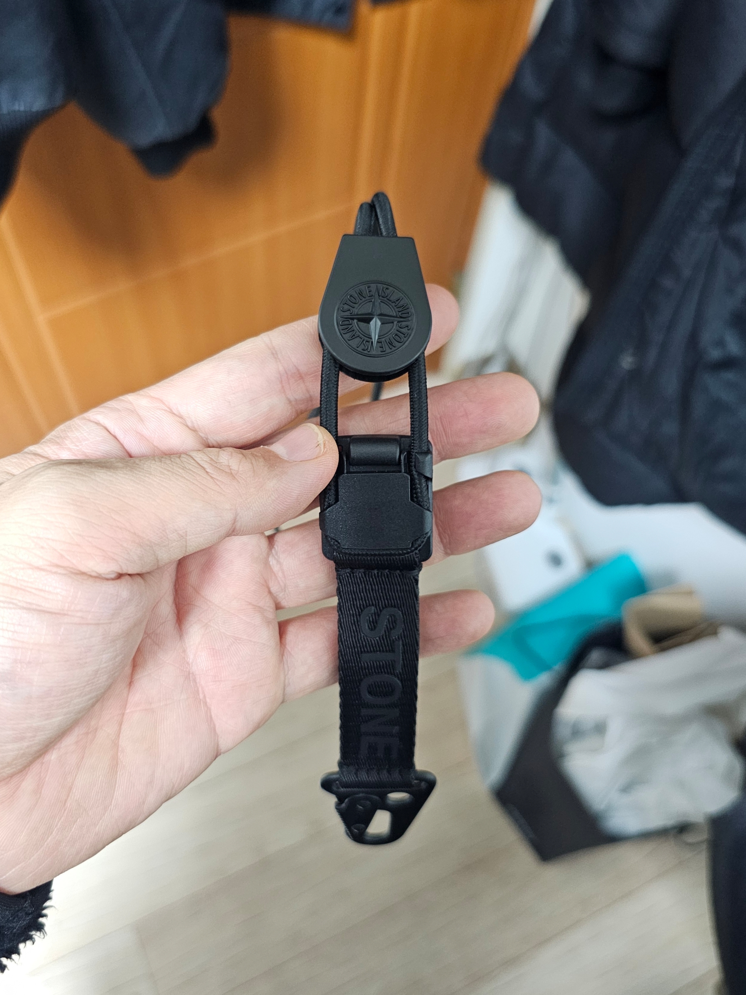Stone Island 9500953 Nylon Polyester Tape Lanyard Black - 25SS 착용 스타일