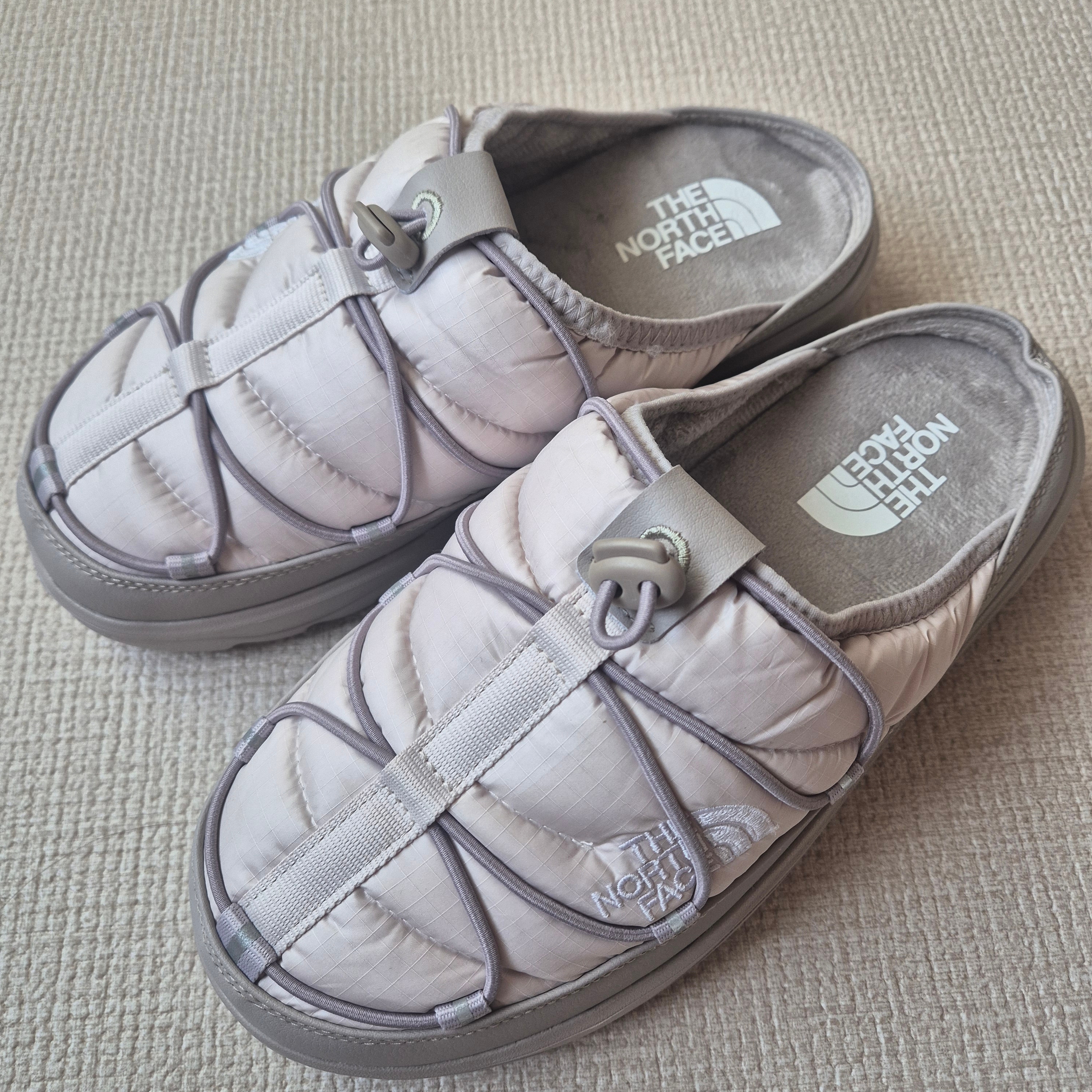 The North Face Borealis Mule Light Beige 착용 스타일 - 1