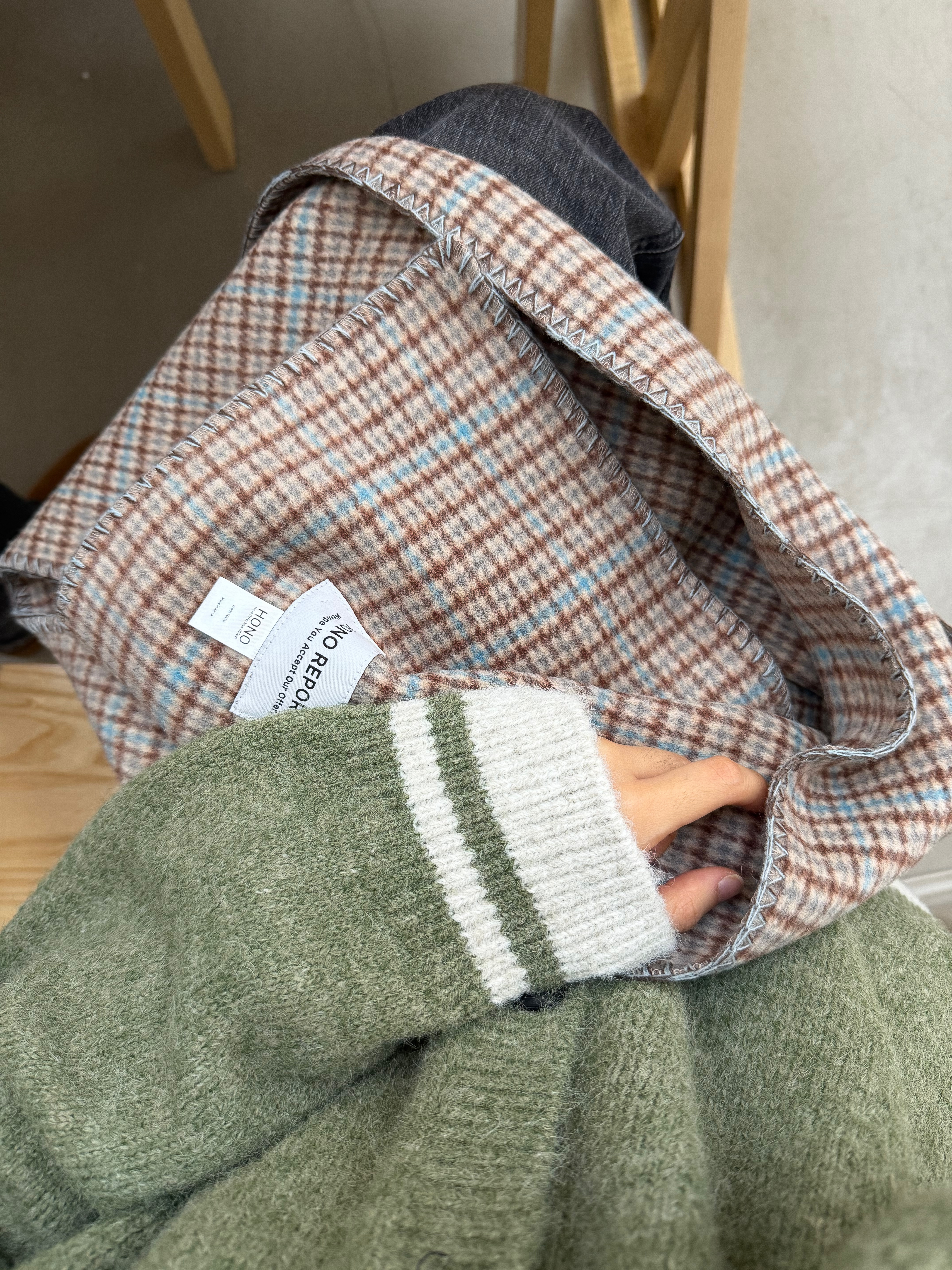 Hono Report Hairy Round Cardigan Olive, Hono Report Bell Bottom Denim Pants Black 착용 스타일 - 7