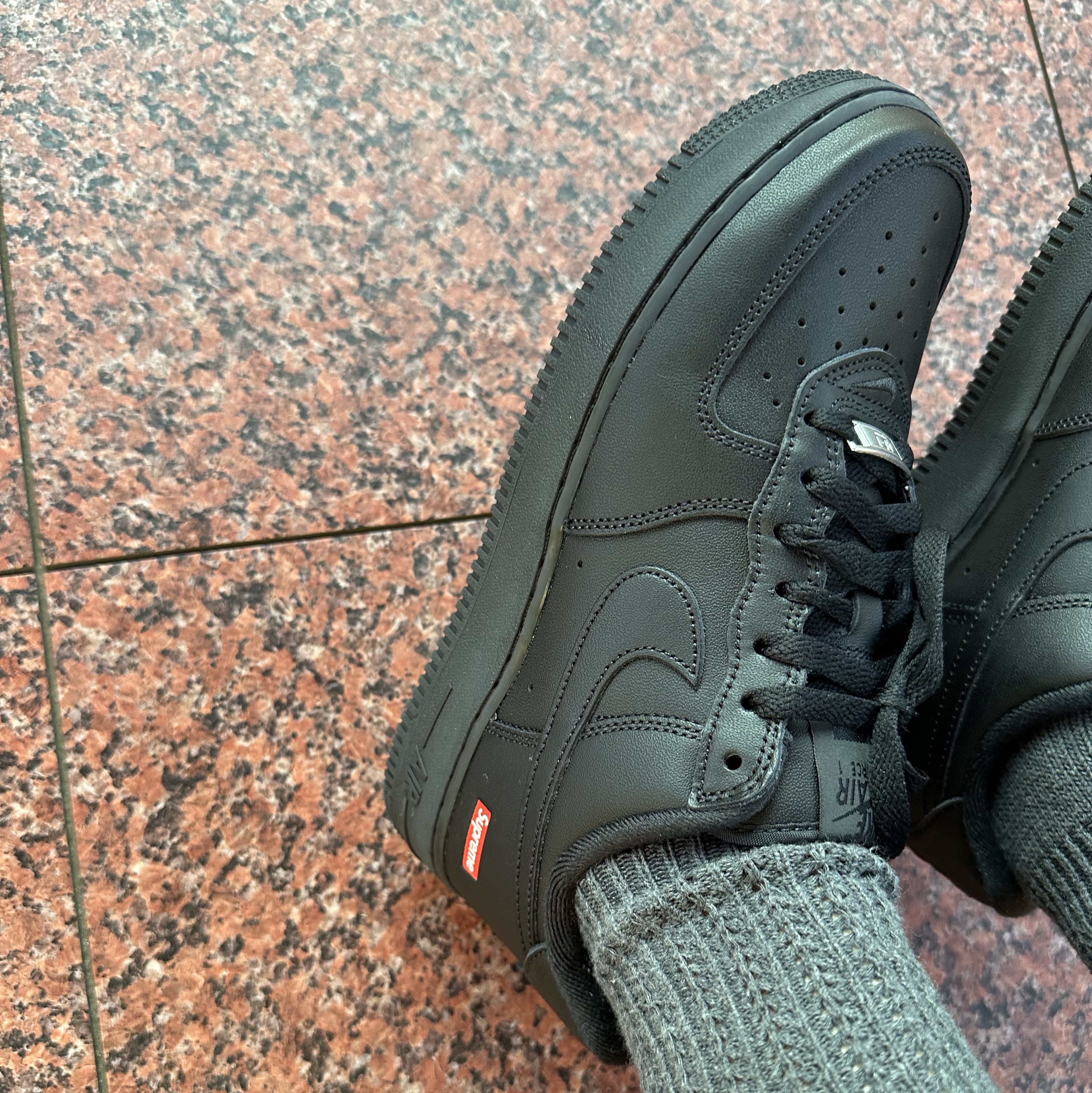 Nike x Supreme Air Force 1 Low Black 착용 스타일