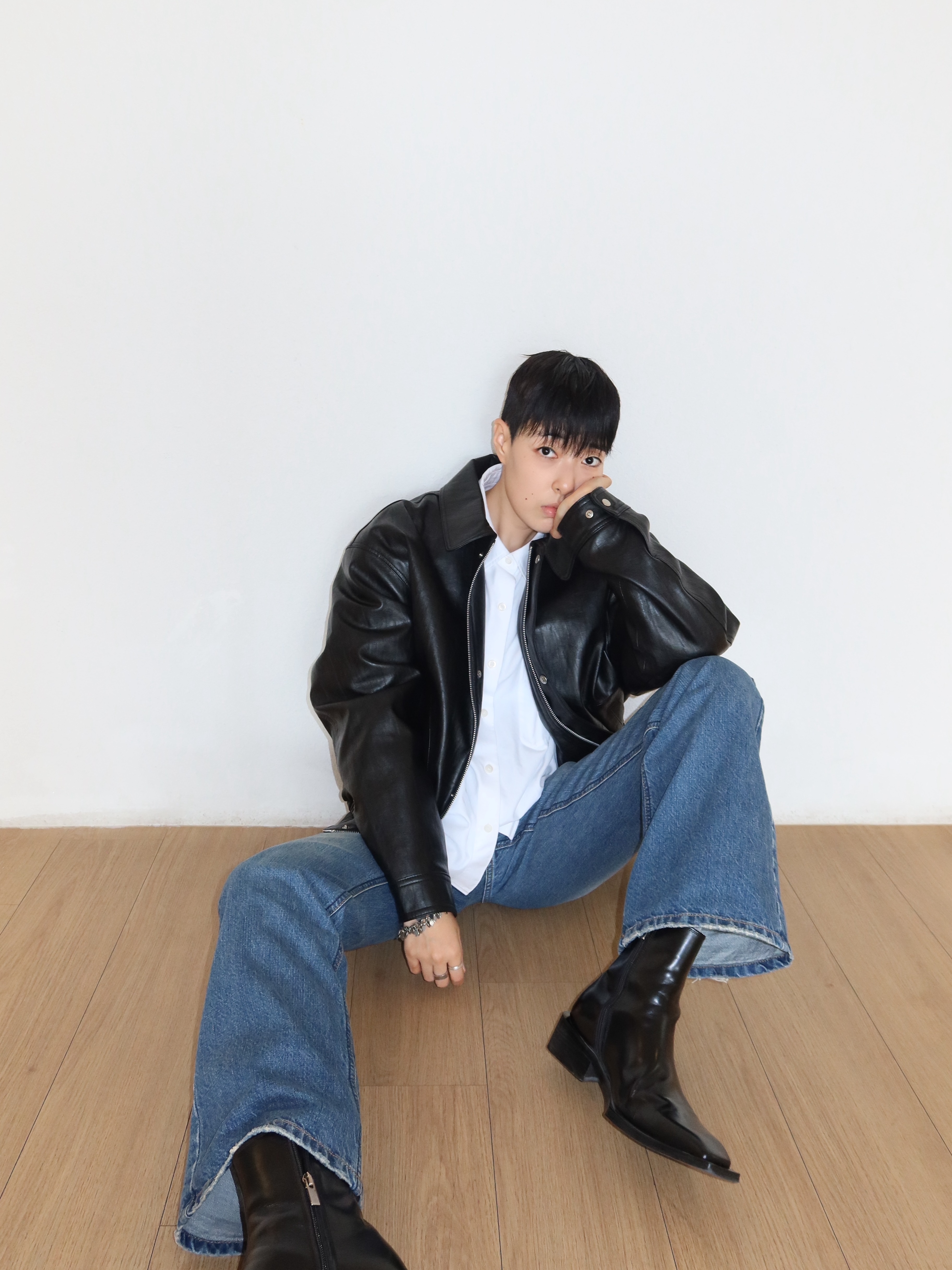 JTK ARTISANAL Corset-Seamed Faux Leather Jumper Black, (W) Uniqlo x JW Anderson Oxford Boxy Shirt Stripe Off White - KR 착용 스타일 - 2