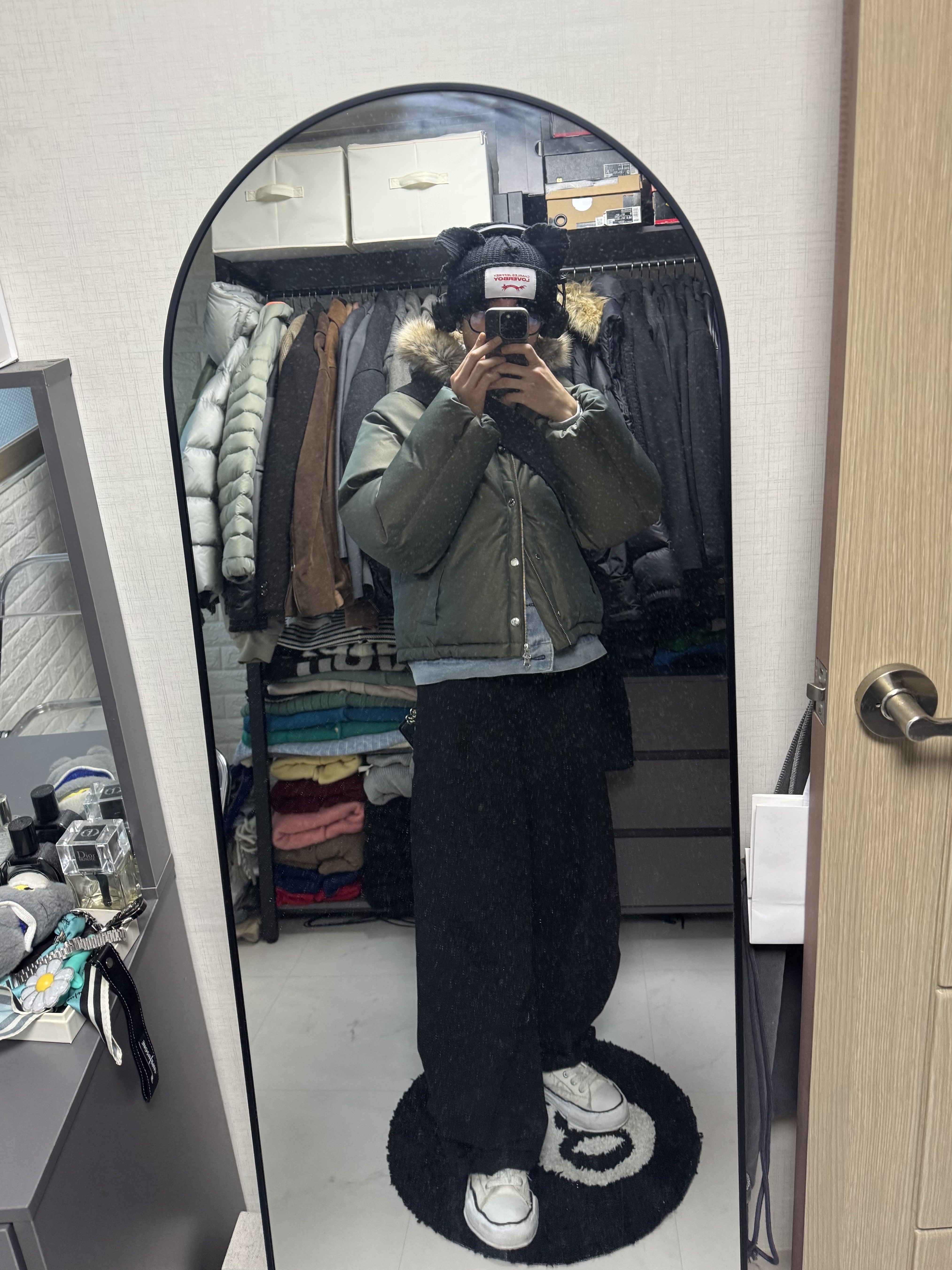 Charles Jeffrey Loverboy Chunky Ears Beanie Black, AMOU Fur Hoodie Zip Up Gray 착용 스타일 - 4