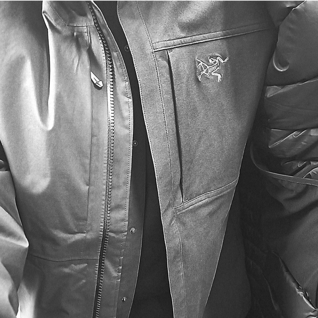 Arc'teryx Cronin Cotton Overshirt Black, Arc'teryx Ralle Parka Black 착용 스타일 - 3