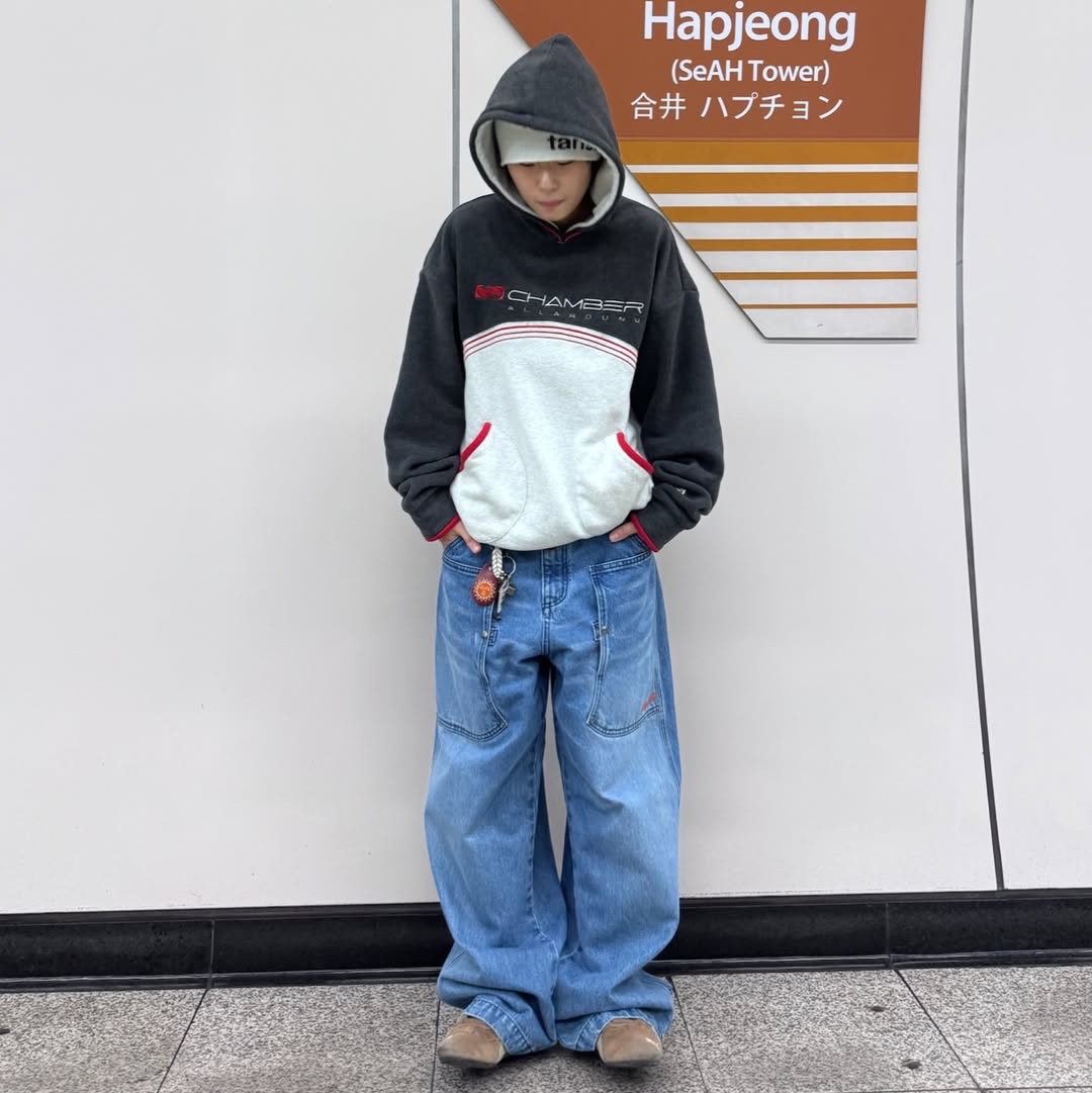 SPORT CHAMBER Bench Fleece Hood T-Shirt Chacoal 착용 스타일 - 1