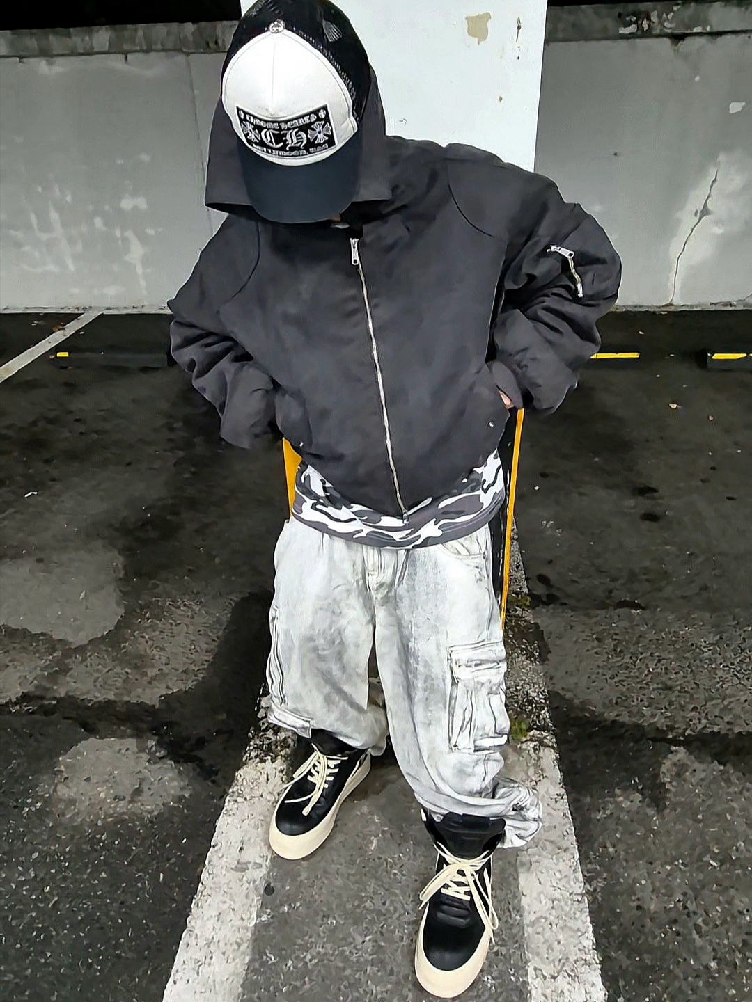 emostanceclub Camouflage Crew Neck Sleeve White Camo, Chrome Hearts CH Hollywood Trucker Hat Black White 착용 스타일
