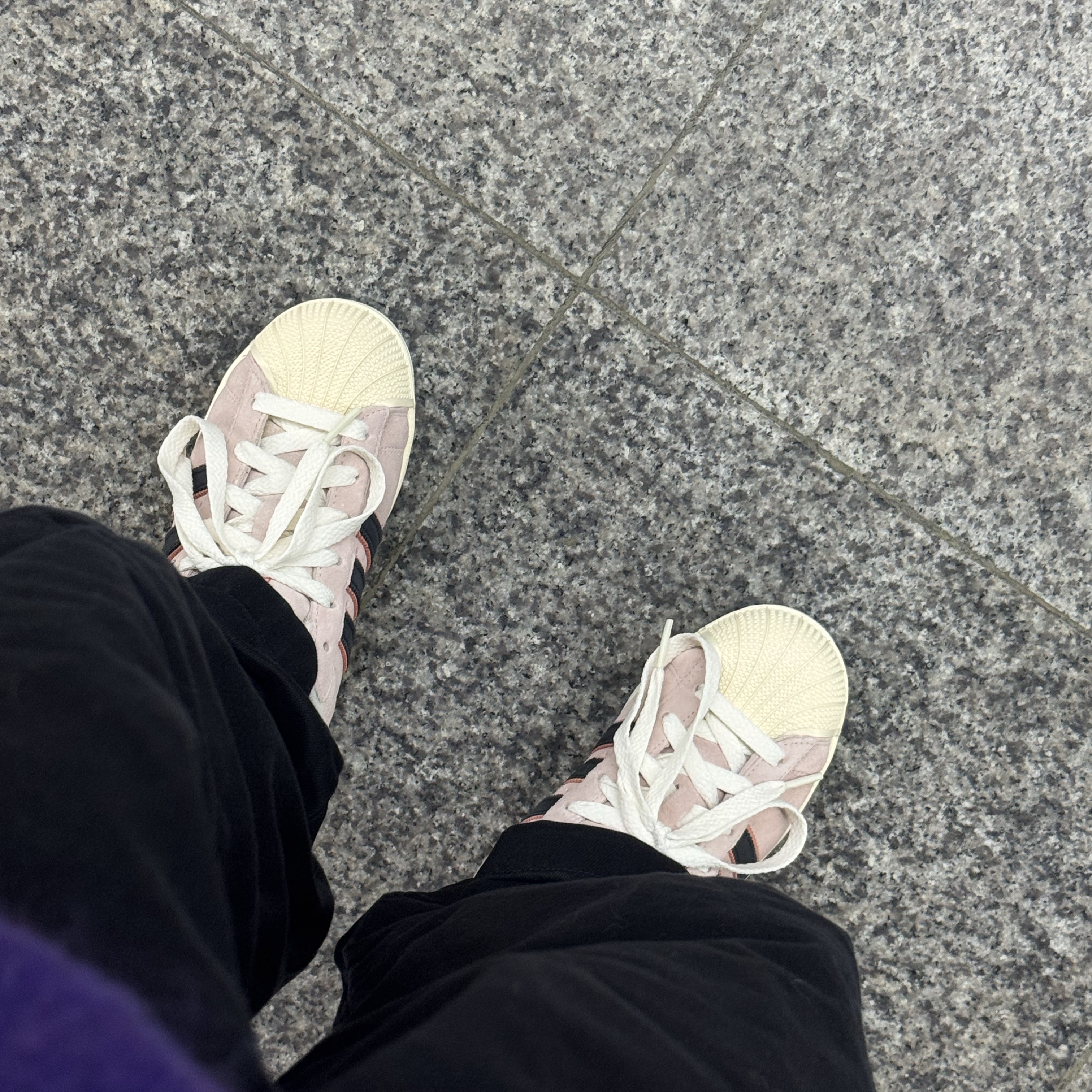 Adidas x Spongebob Patrick Superstar Black Core Black 착용 스타일 - 2
