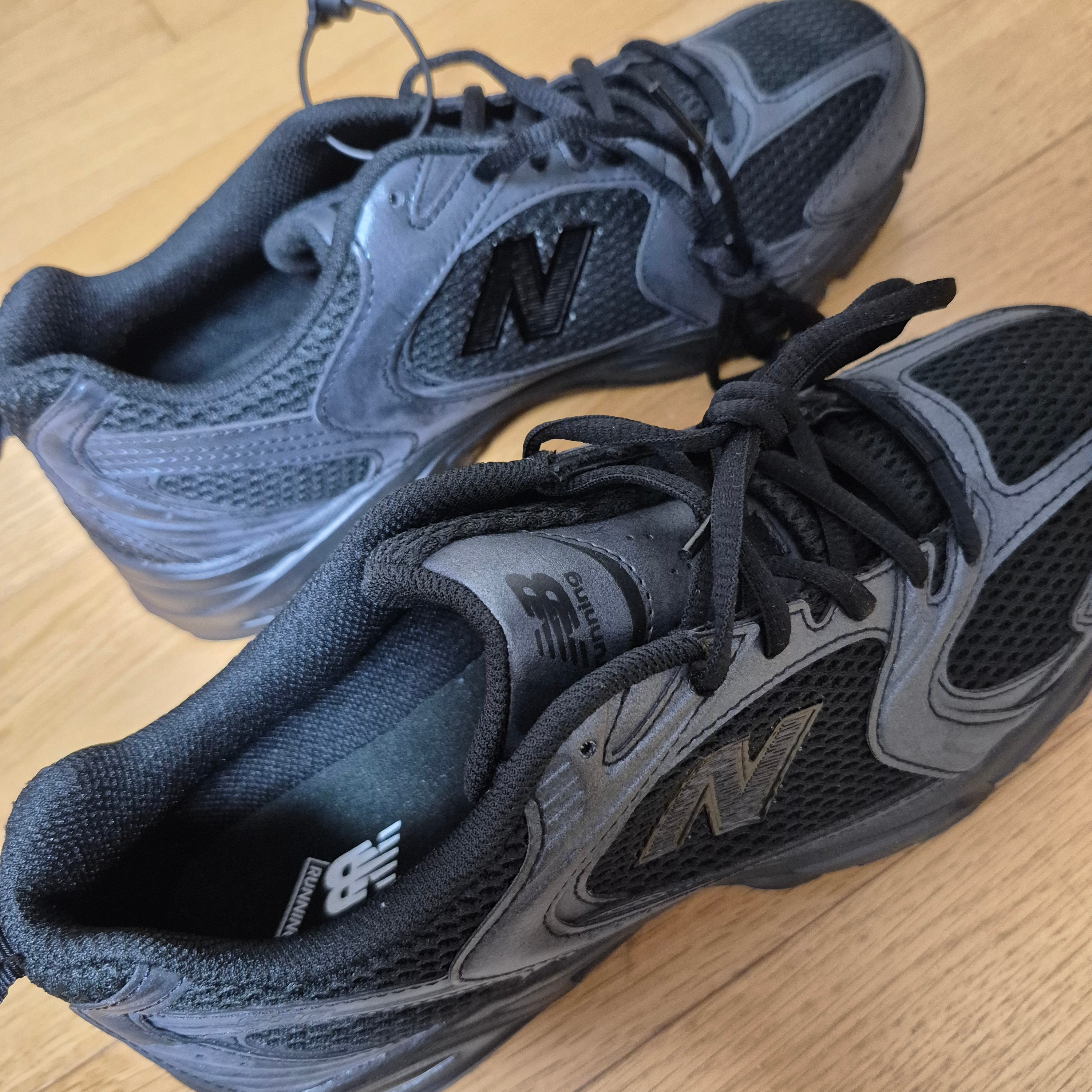New Balance 530 Black 착용 스타일 - 2
