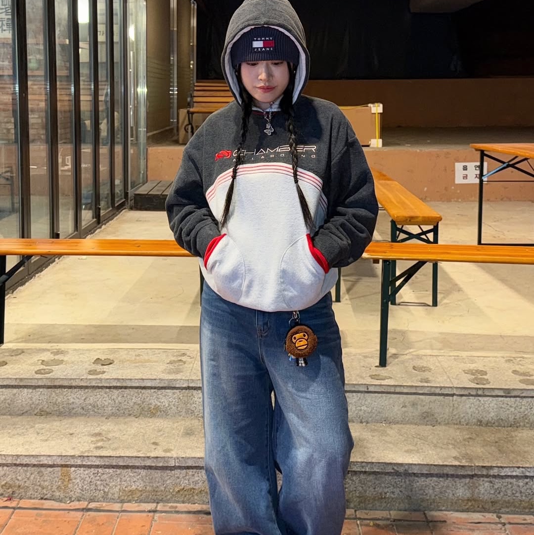 SPORT CHAMBER Bench Fleece Hood T-Shirt Chacoal 착용 스타일 - 2