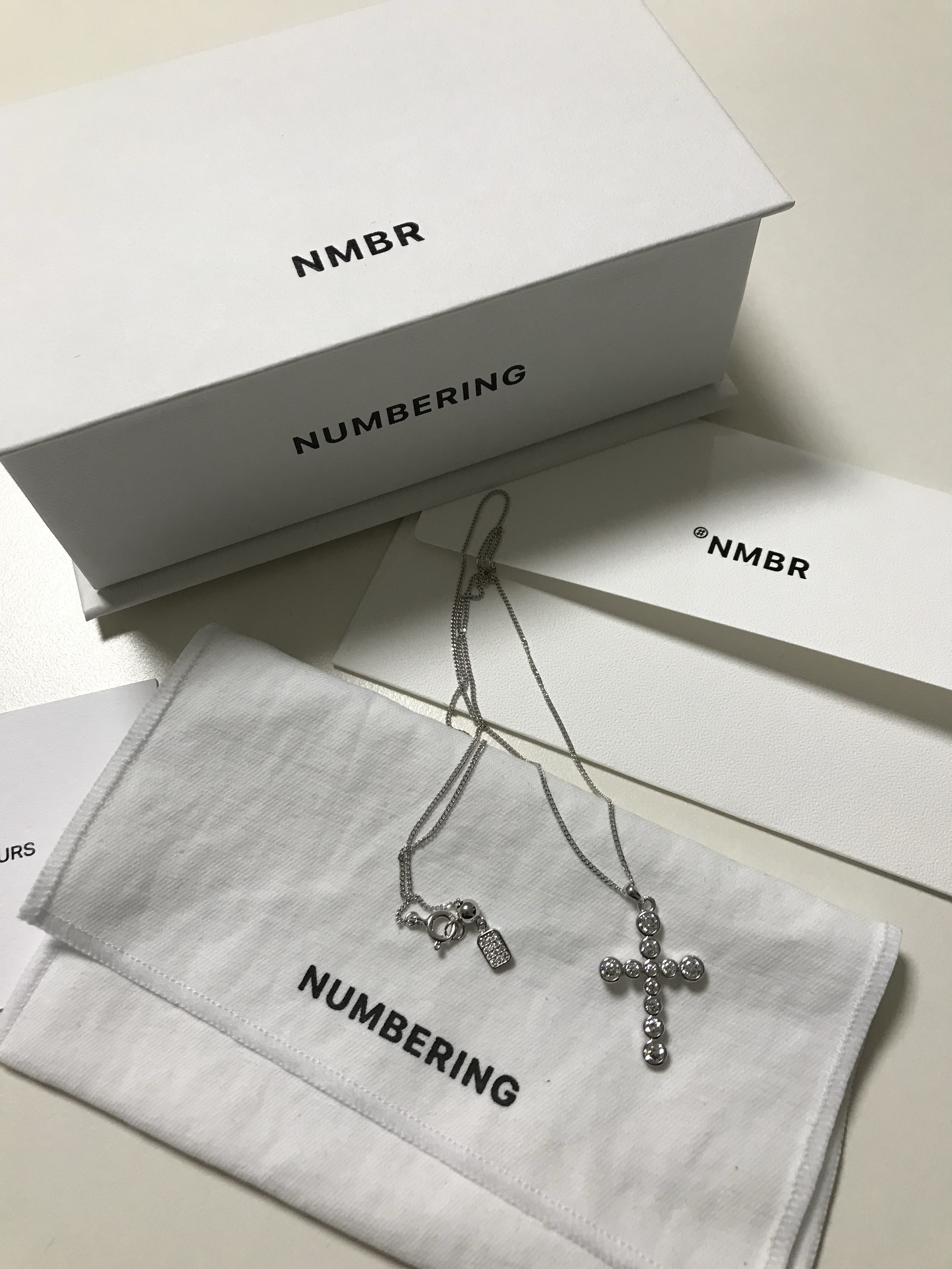 NUMBERING #3729 Round Brilliant Gradient Cross Necklace White 착용 스타일