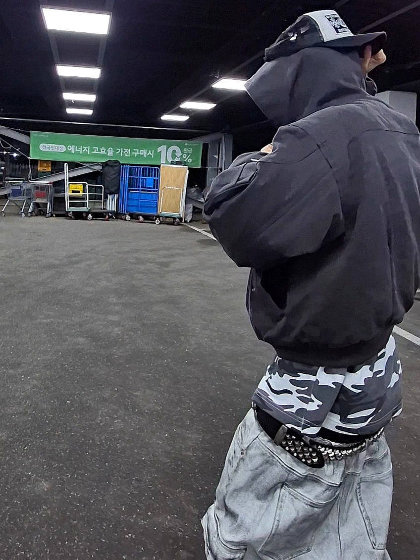 emostanceclub Camouflage Crew Neck Sleeve White Camo, Chrome Hearts CH Hollywood Trucker Hat Black White 착용 스타일