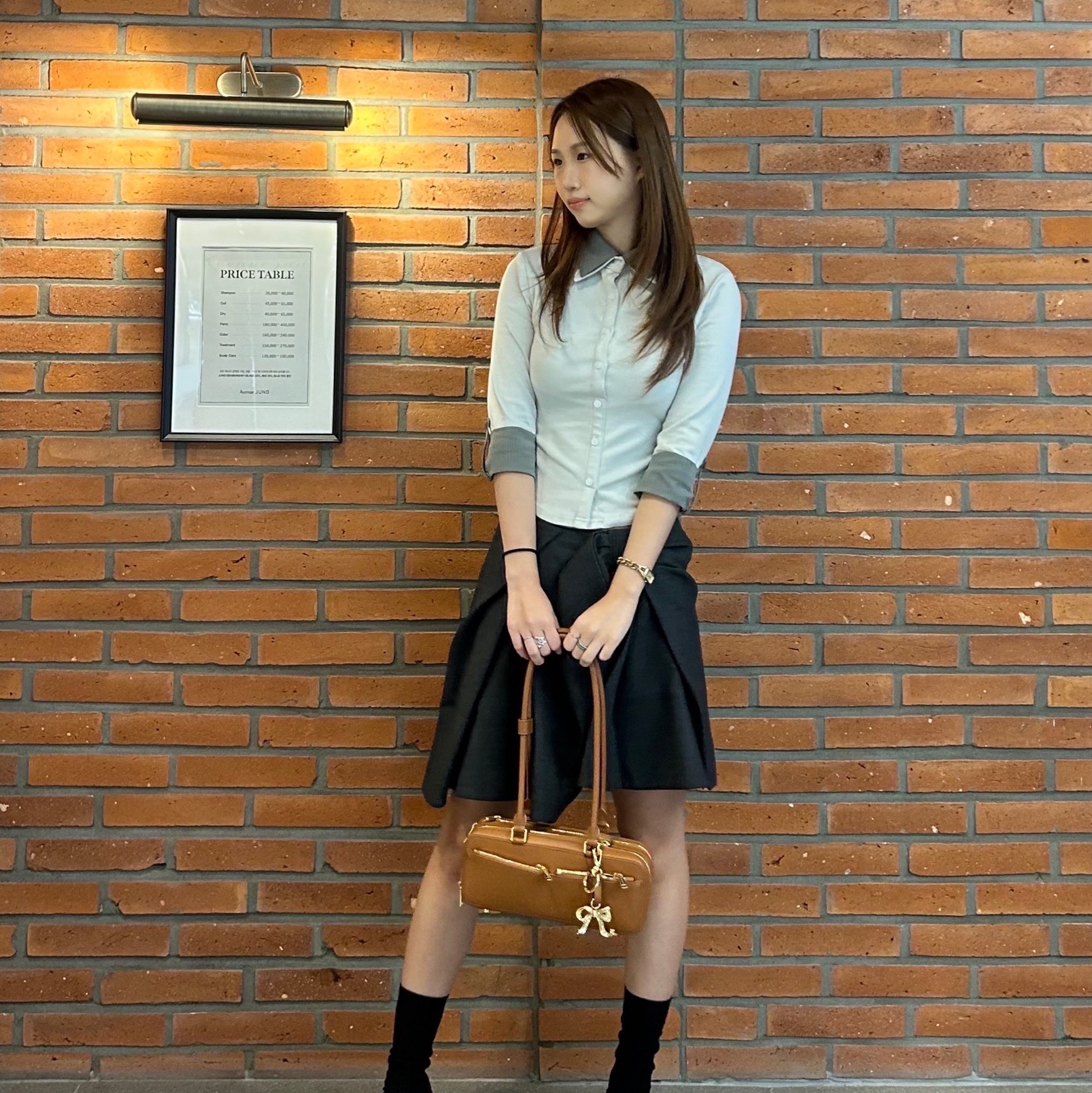 Self Portrait Women Leather Baguette Shoulder Bag With Charm Tan - 25FW 착용 스타일 - 1