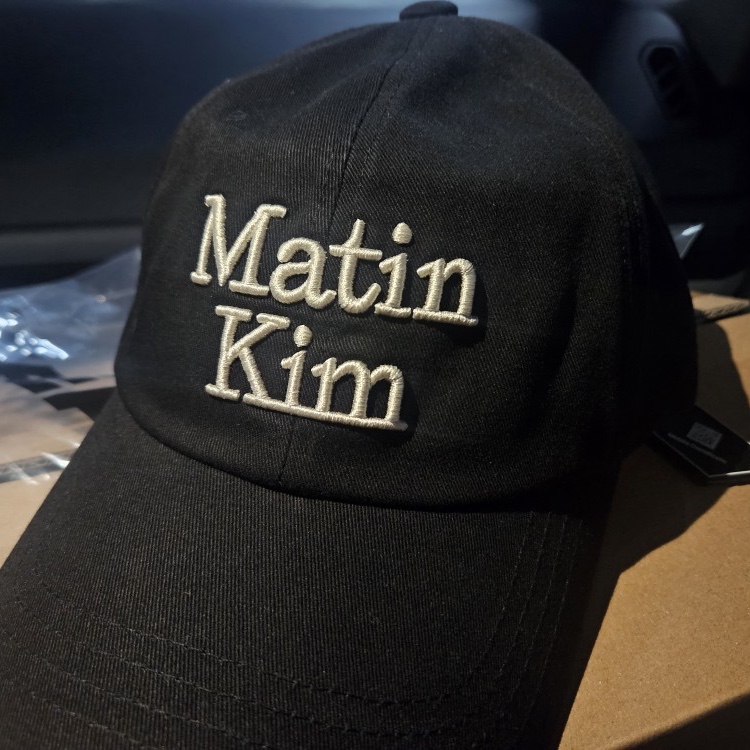 Matin Kim Matin Volume Logo Ball Cap Black 착용 스타일