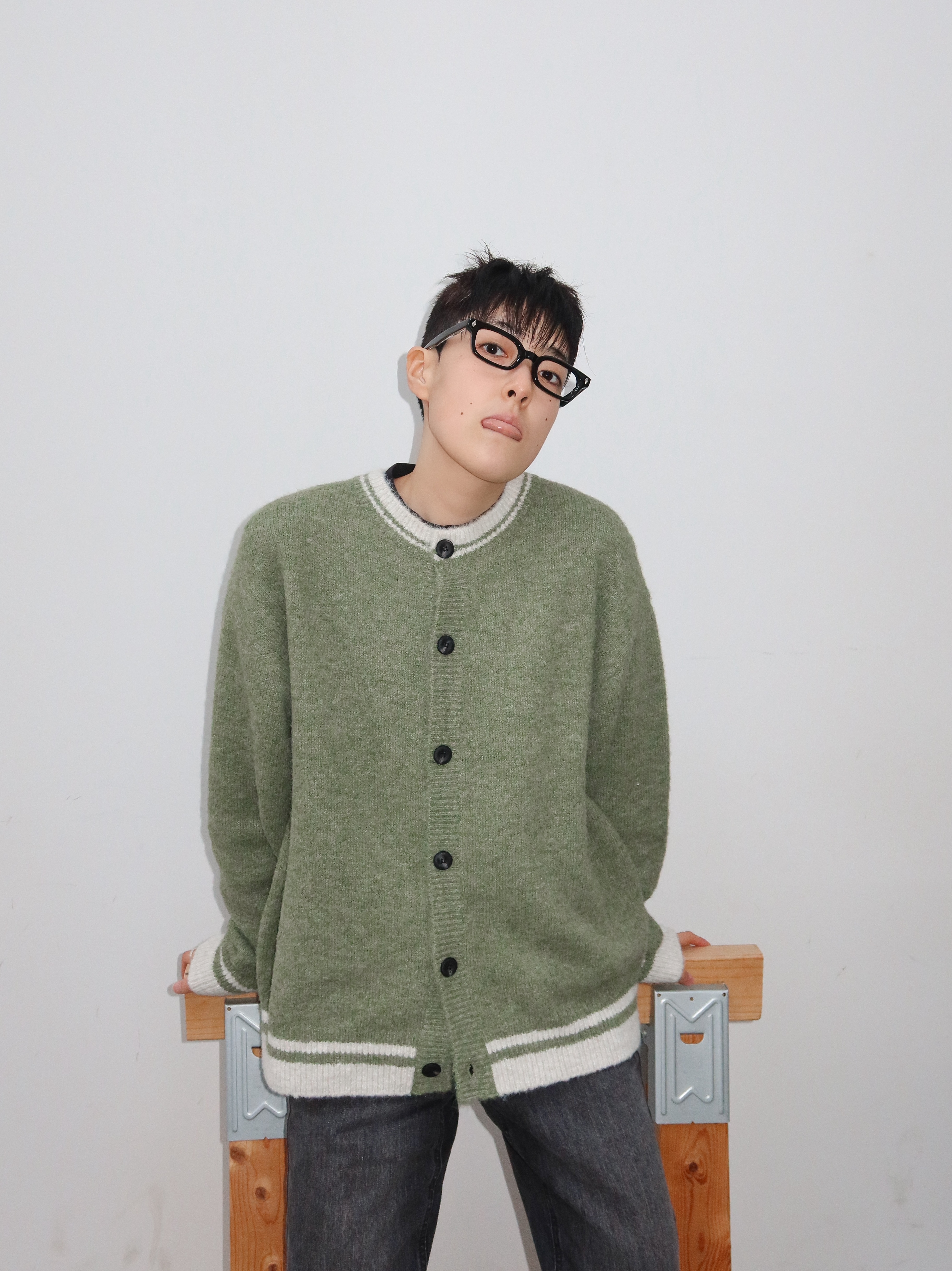 Hono Report Hairy Round Cardigan Olive, Hono Report Bell Bottom Denim Pants Black 착용 스타일 - 2