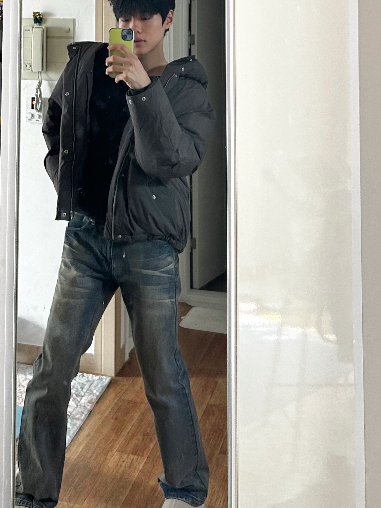 Undermycar Mu.114 Original Logo Washed Slim Flare Jeans Washed Blue, Sony WH-1000XM6 Platinum Silver (Korean Ver.) 착용 스타일 - 1