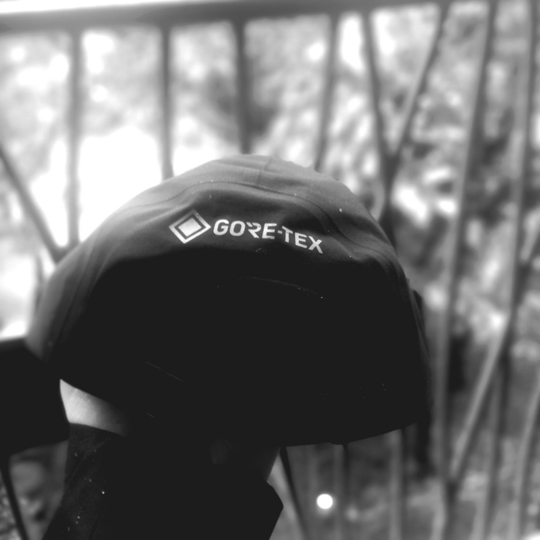 Arc'teryx Beta SL Jacket Black, Arc'teryx Gore 5 Panel Cap Black 착용 스타일 - 3