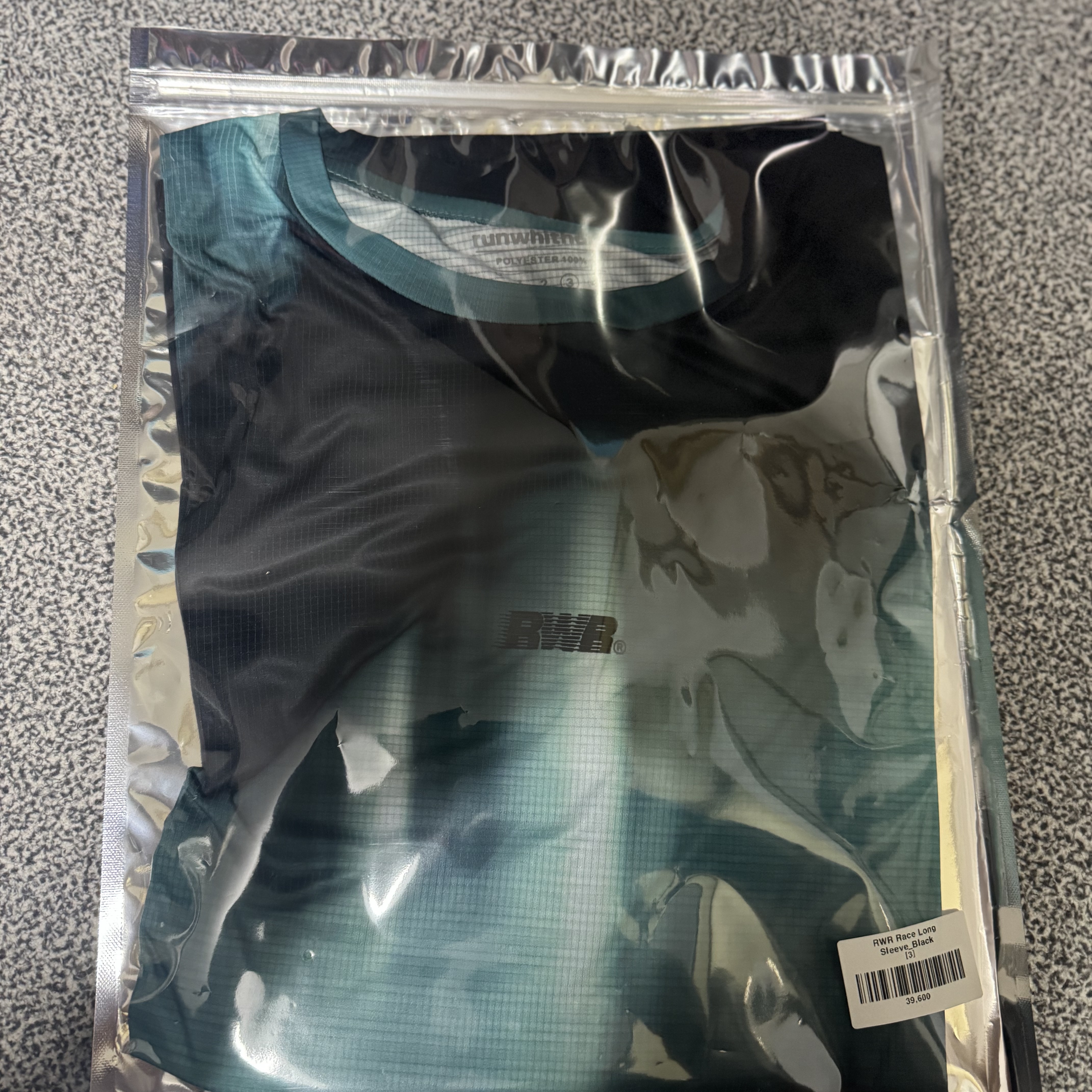 [KREAM 단독] runwhither Race Long Sleeve Black 착용 스타일 - 1