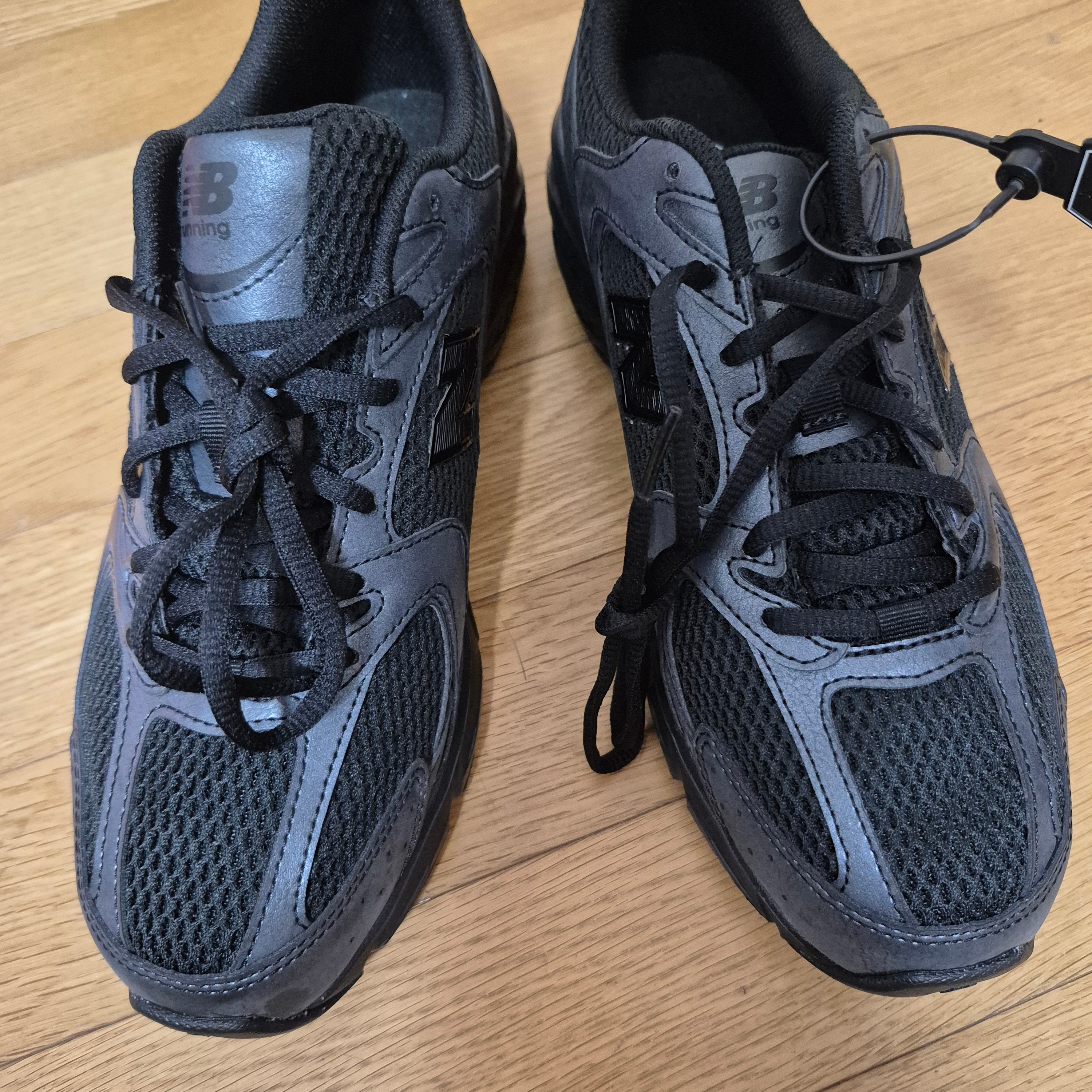 New Balance 530 Black 착용 스타일 - 3