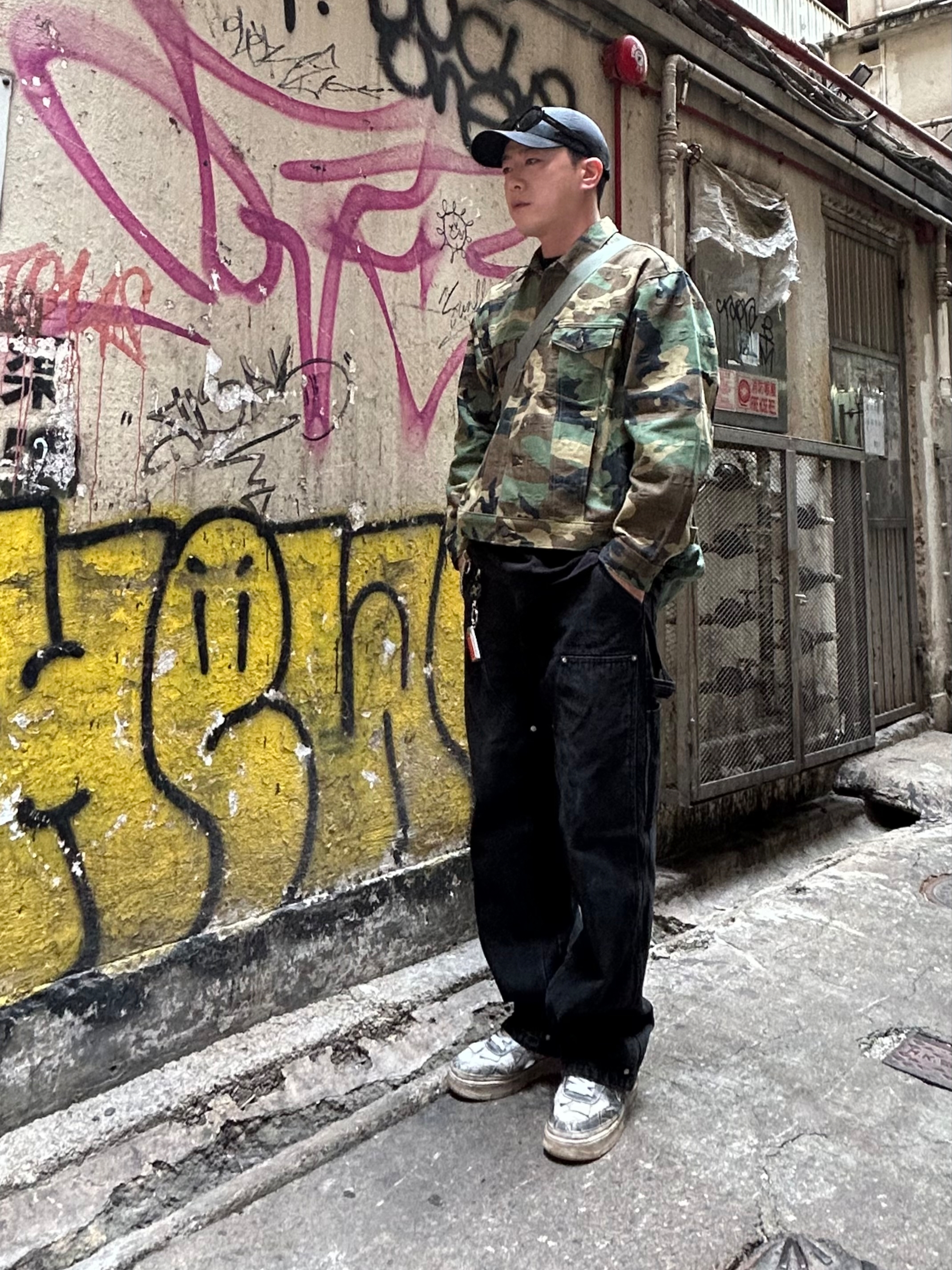 Supreme Jacquard Logos Denim Trucker Jacket Woodland Camo - 25FW, Nike x Billie Eilish Air Force 1 Low SP Triple White 착용 스타일 - 3