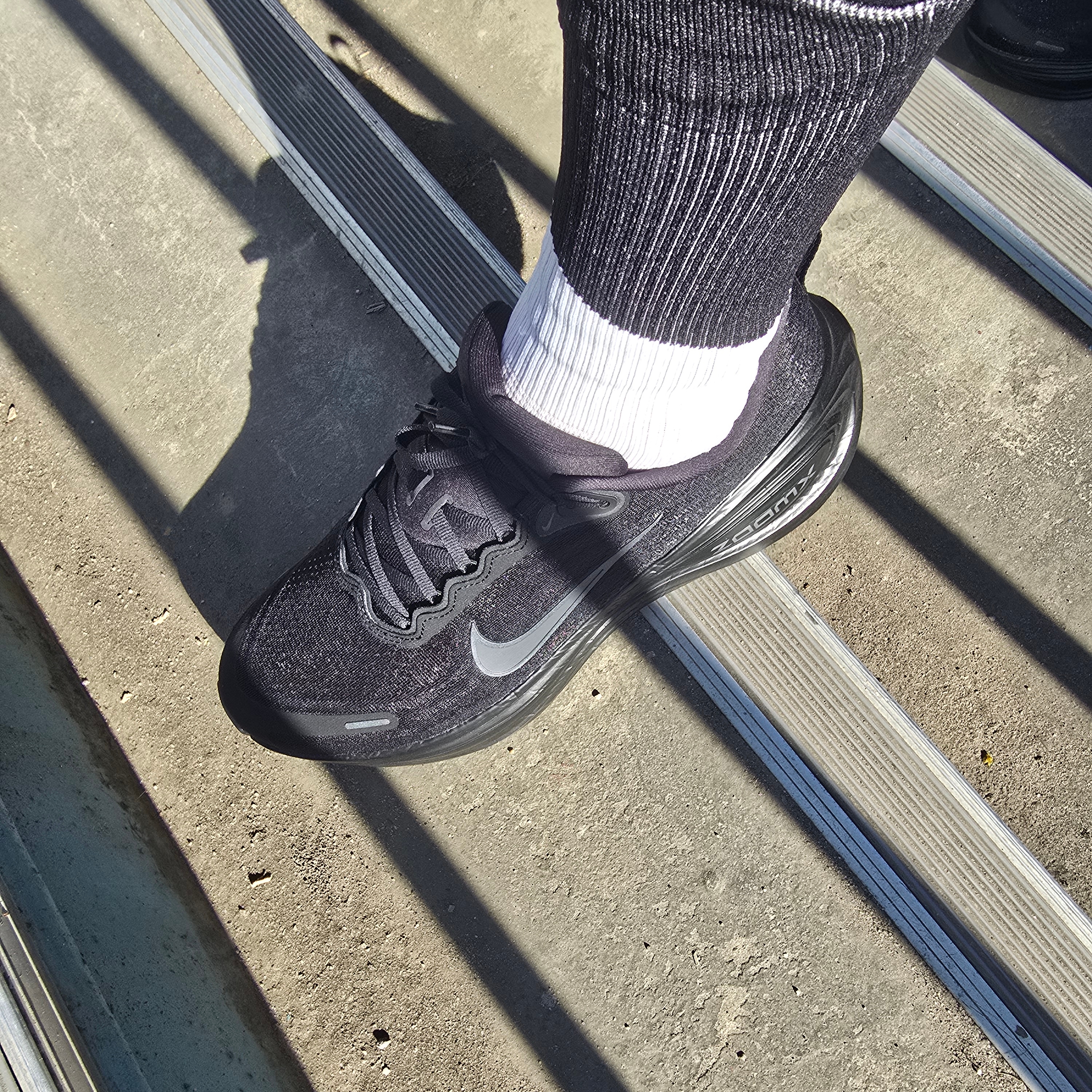 Nike Vomero Plus Black Metallic Dark Grey 착용 스타일