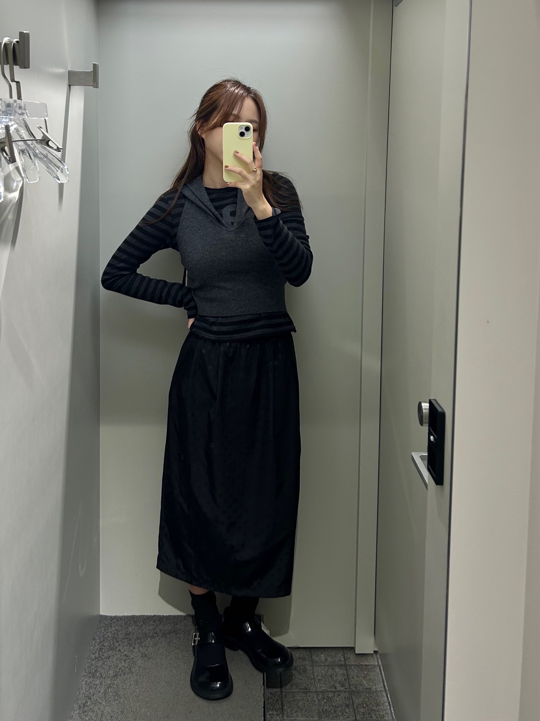 Perverze Women Cropped Hoodie Knit Top Gray - 25FW 착용 스타일 - 3
