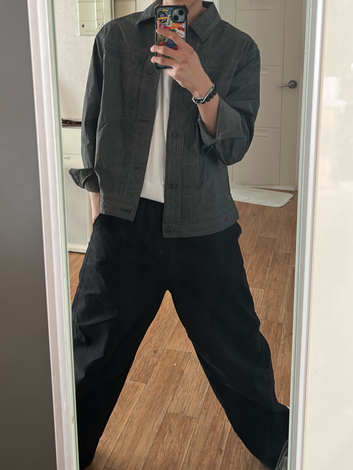 Undermycar Mu.114 Original Logo Washed Slim Flare Jeans Washed Blue, Sony WH-1000XM6 Platinum Silver (Korean Ver.) 착용 스타일 - 9