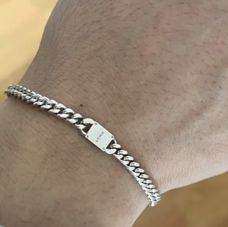 NUMBERING #5945 Curb Chain Bracelet with A13 Logo Silver 착용 스타일