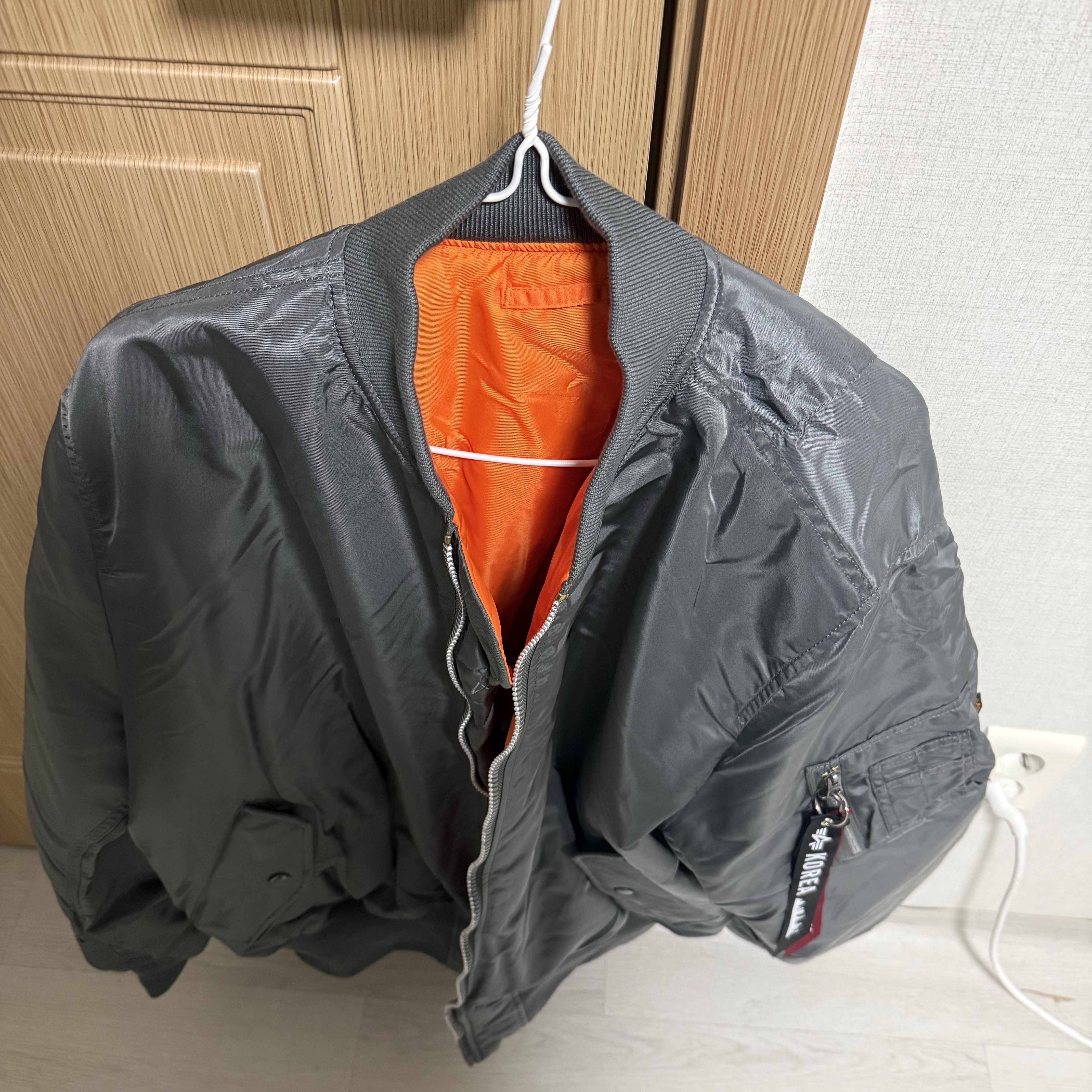 ALPHA INDUSTRIES MA-1 Flight Jacket Gunmetal 착용 스타일