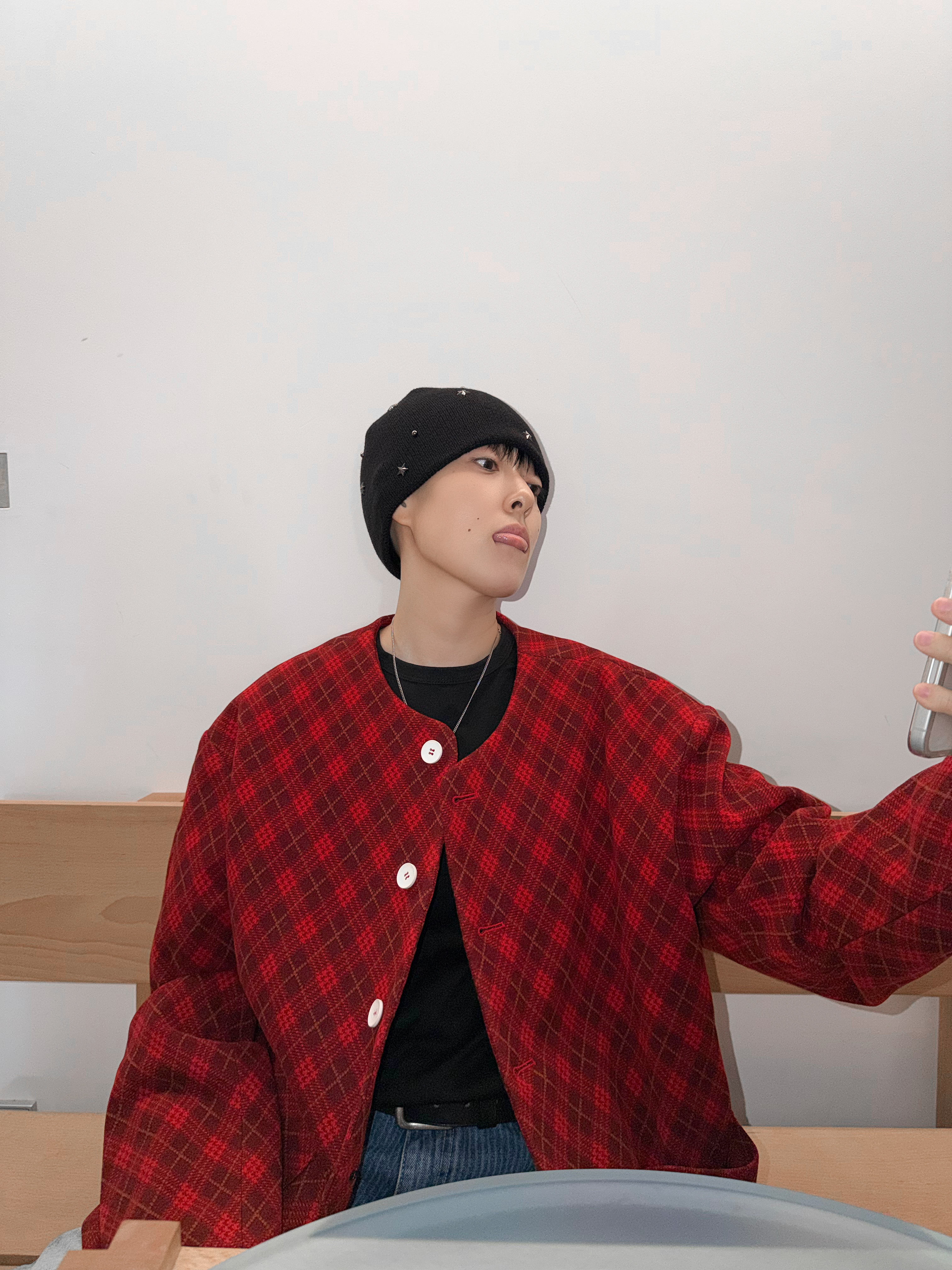 Hono Report Collarless Cardigan Red Argyle, Hono Report Twin Flowers Necklace 착용 스타일 - 1
