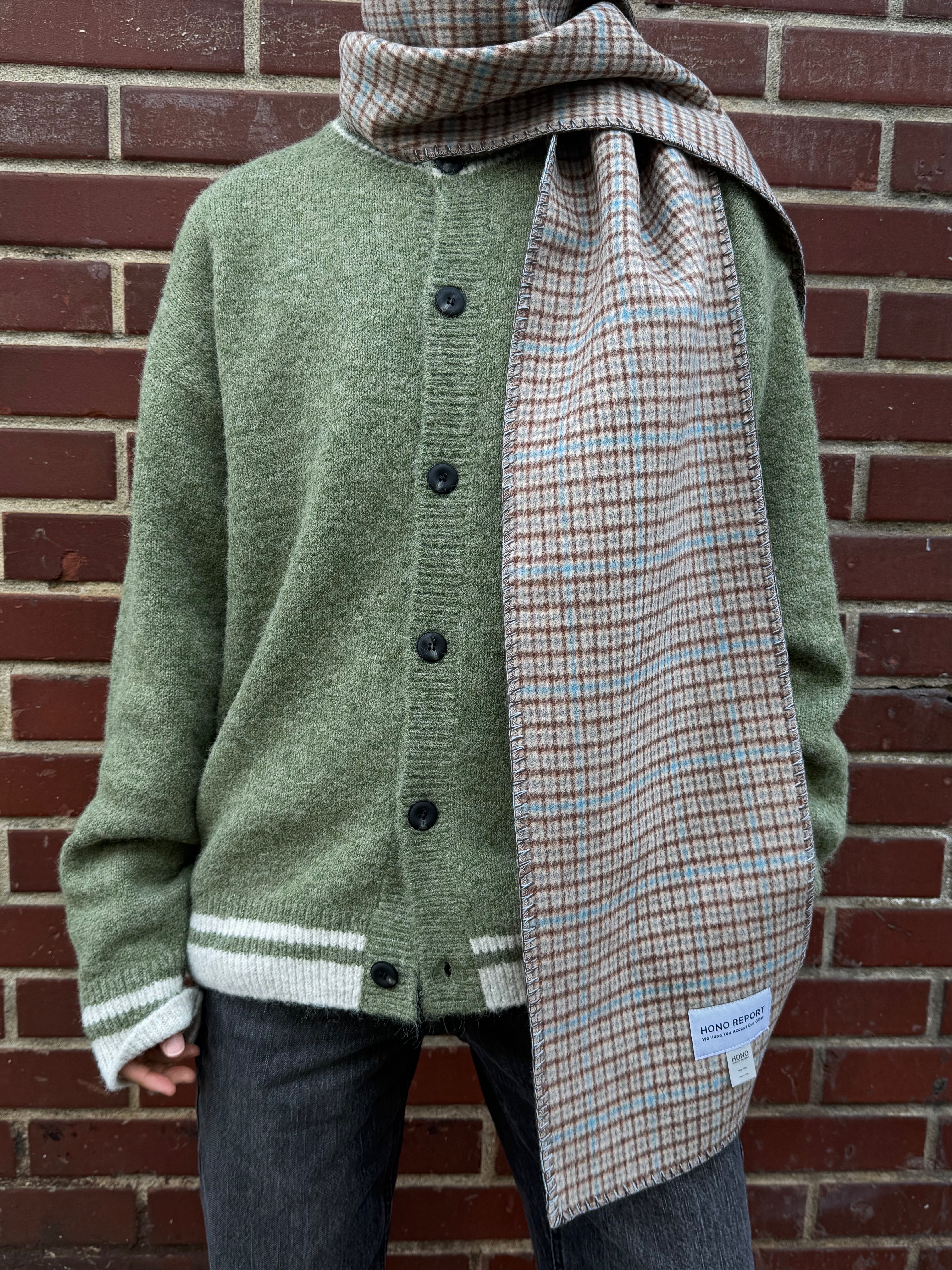 Hono Report Hairy Round Cardigan Olive, Hono Report Bell Bottom Denim Pants Black 착용 스타일 - 5