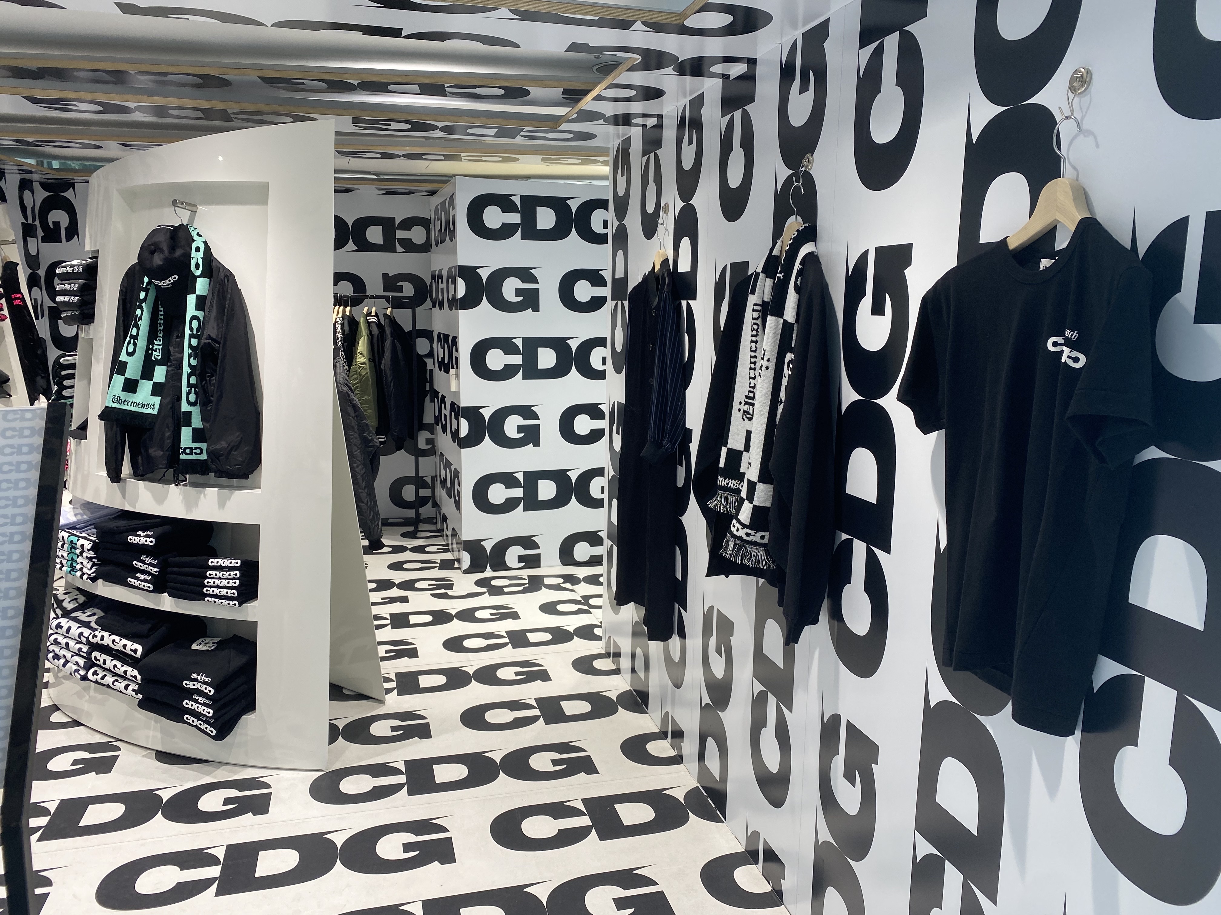 CDG x G-DRAGON Ubermensch CDGDC Classic Cap Black, CDG x G-DRAGON Ubermensch CDGDC Checkered Muffler Mint Black 착용 스타일 - 3
