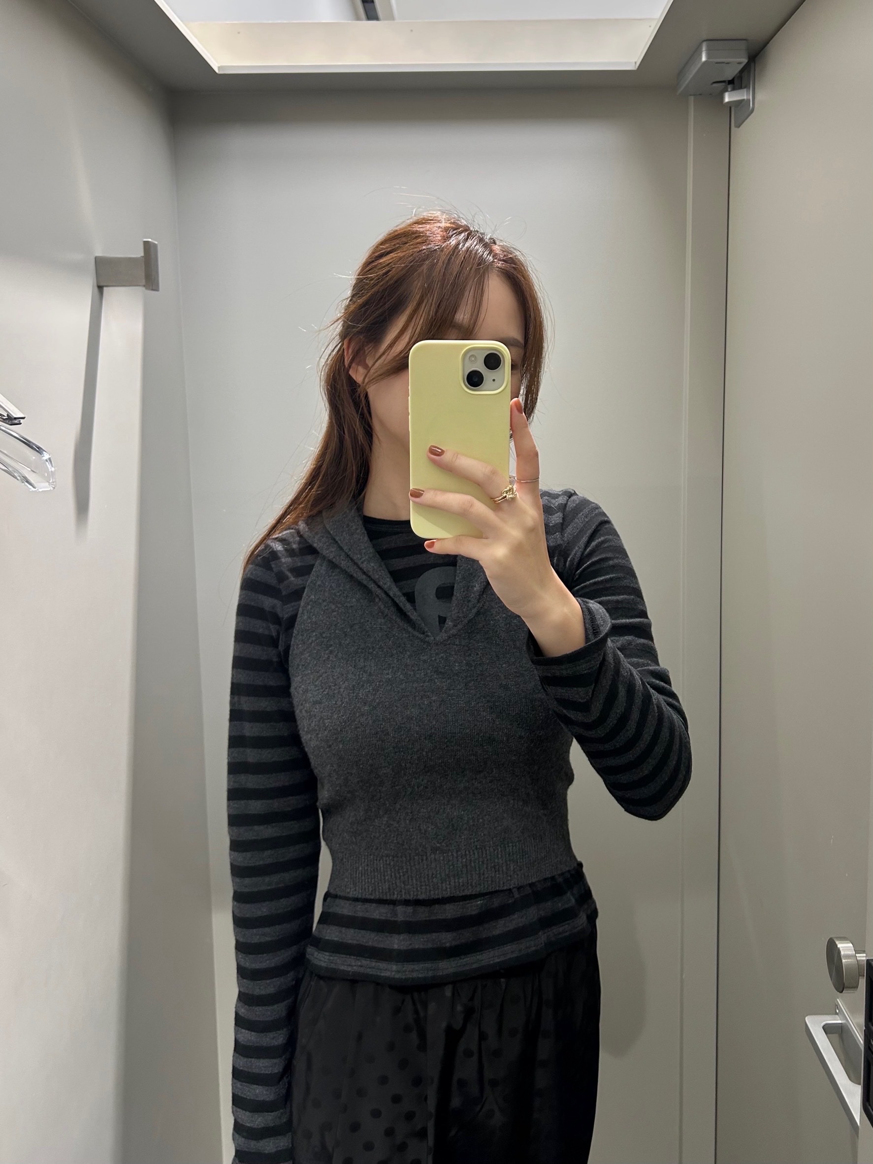 Perverze Women Cropped Hoodie Knit Top Gray - 25FW 착용 스타일 - 1