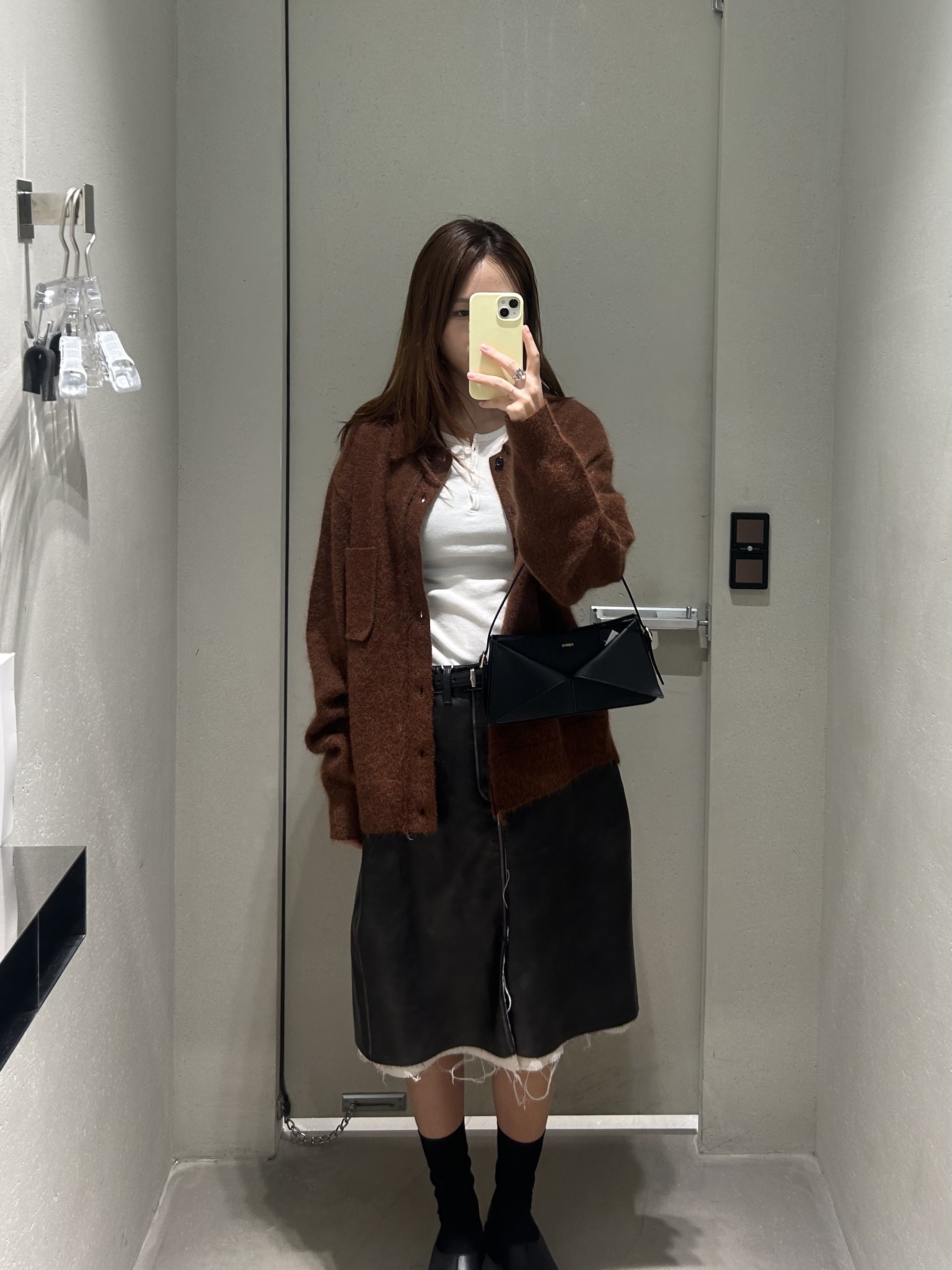 Perverze Women Washed Leather Skirt - 25SS 착용 스타일 - 4