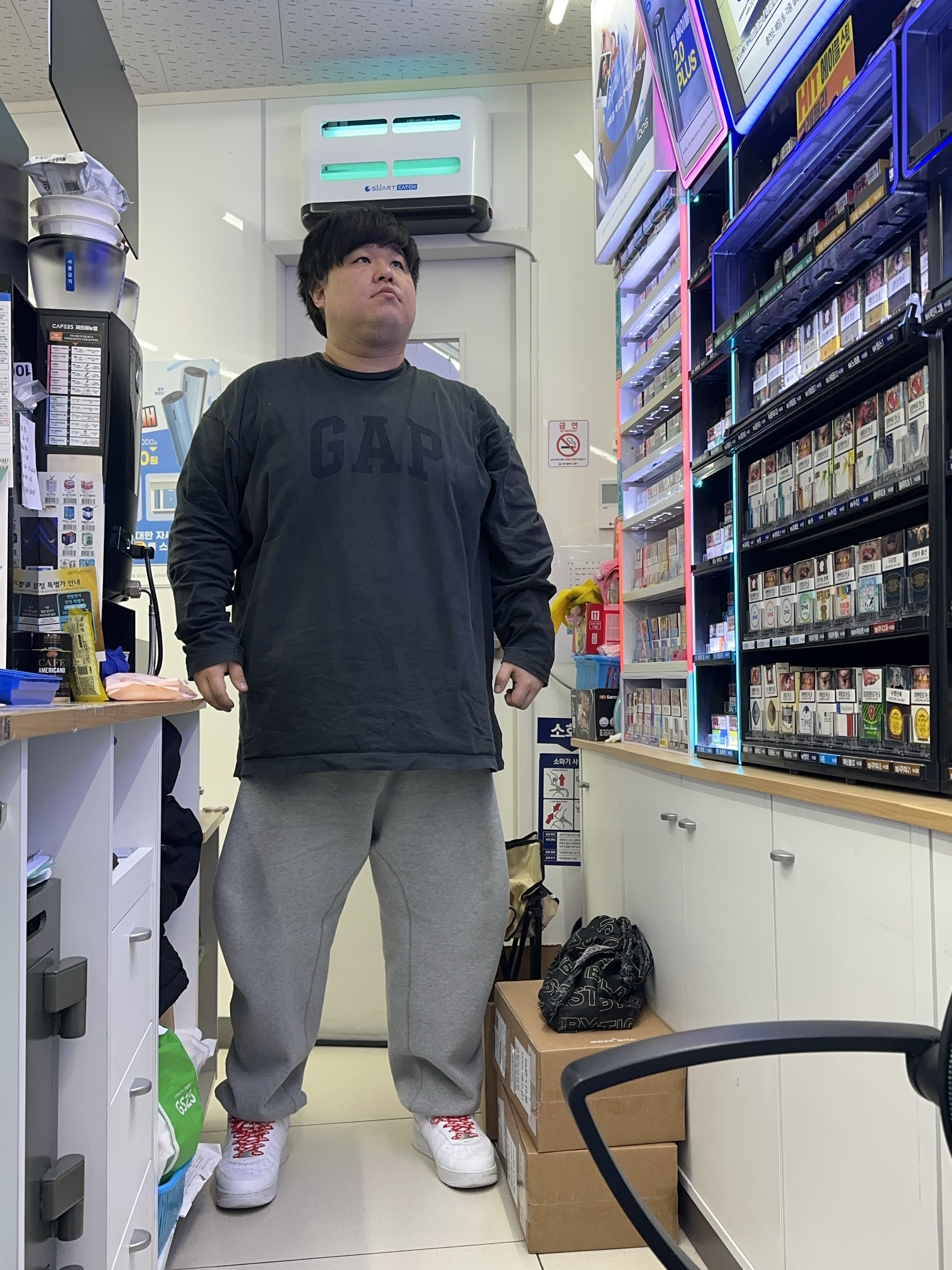 Nike x Supreme Air Force 1 Low White, Yeezy Gap Engineered By Balenciaga Dove Long Sleeve T-Shirt Black 착용 스타일