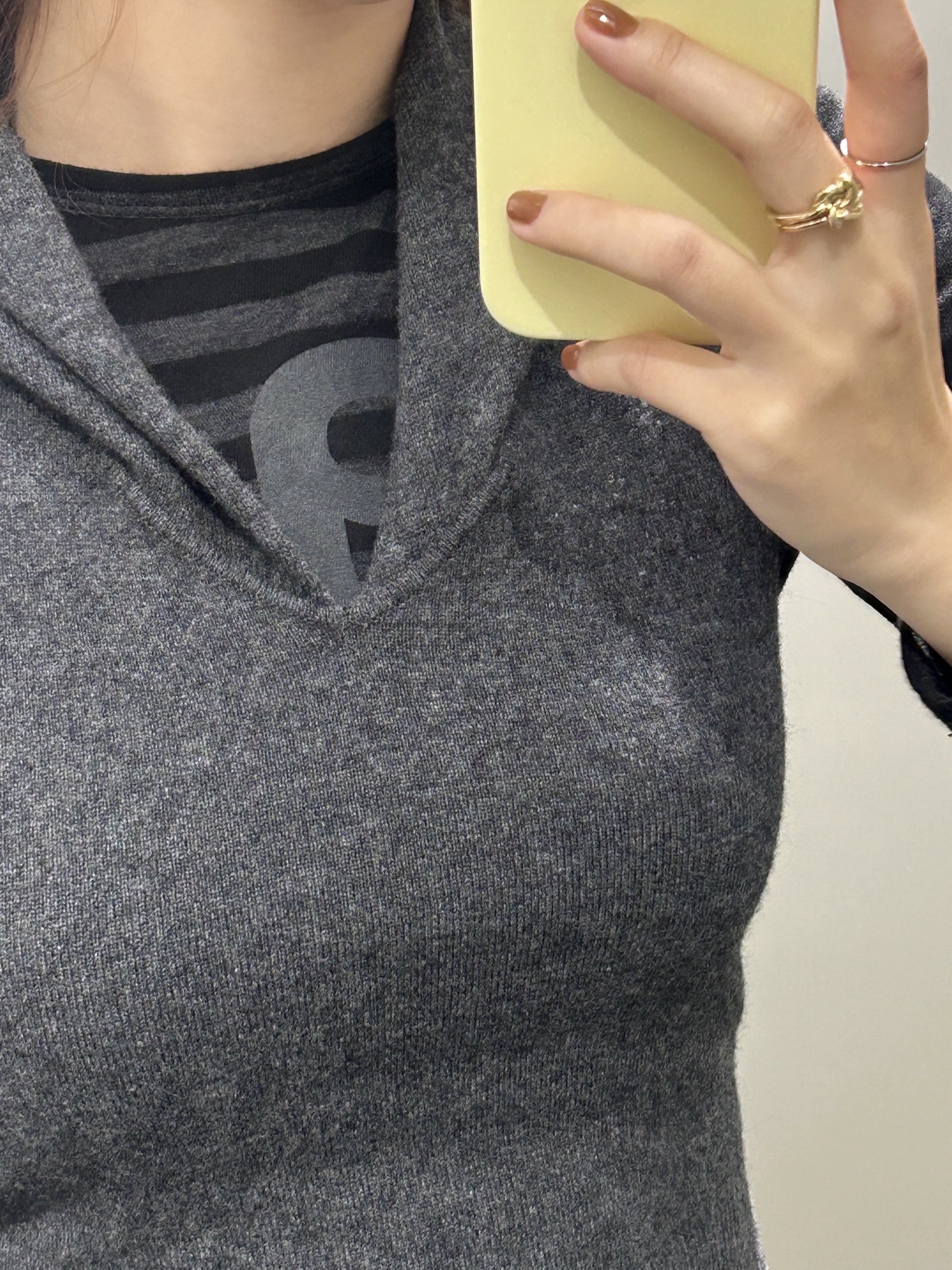 Perverze Women Cropped Hoodie Knit Top Gray - 25FW 착용 스타일 - 5