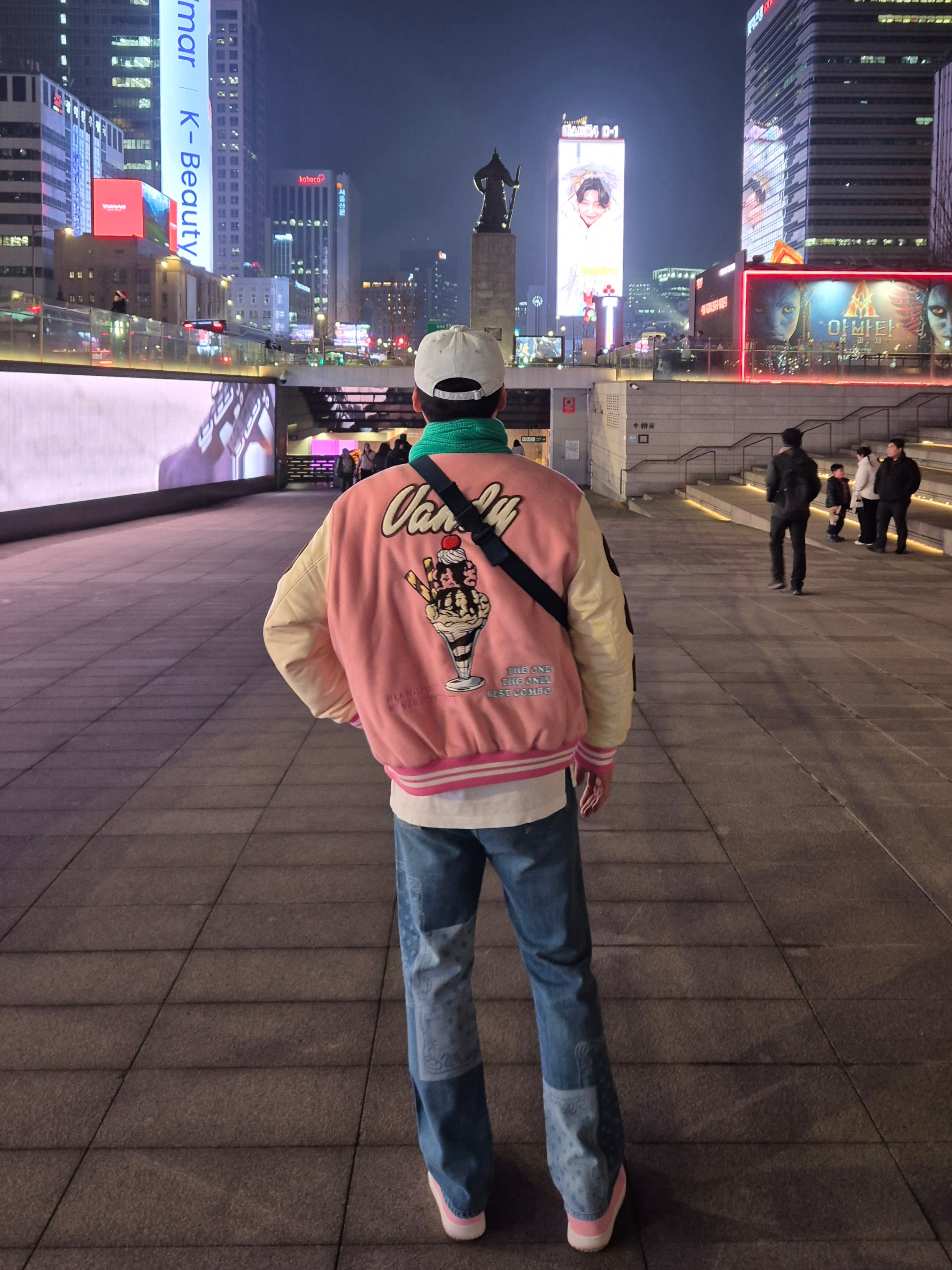 Vandy The Pink Sundae Varsity Jacket Pink, Bigwave Collective Peace Again Sweatshirt Women 착용 스타일 - 2