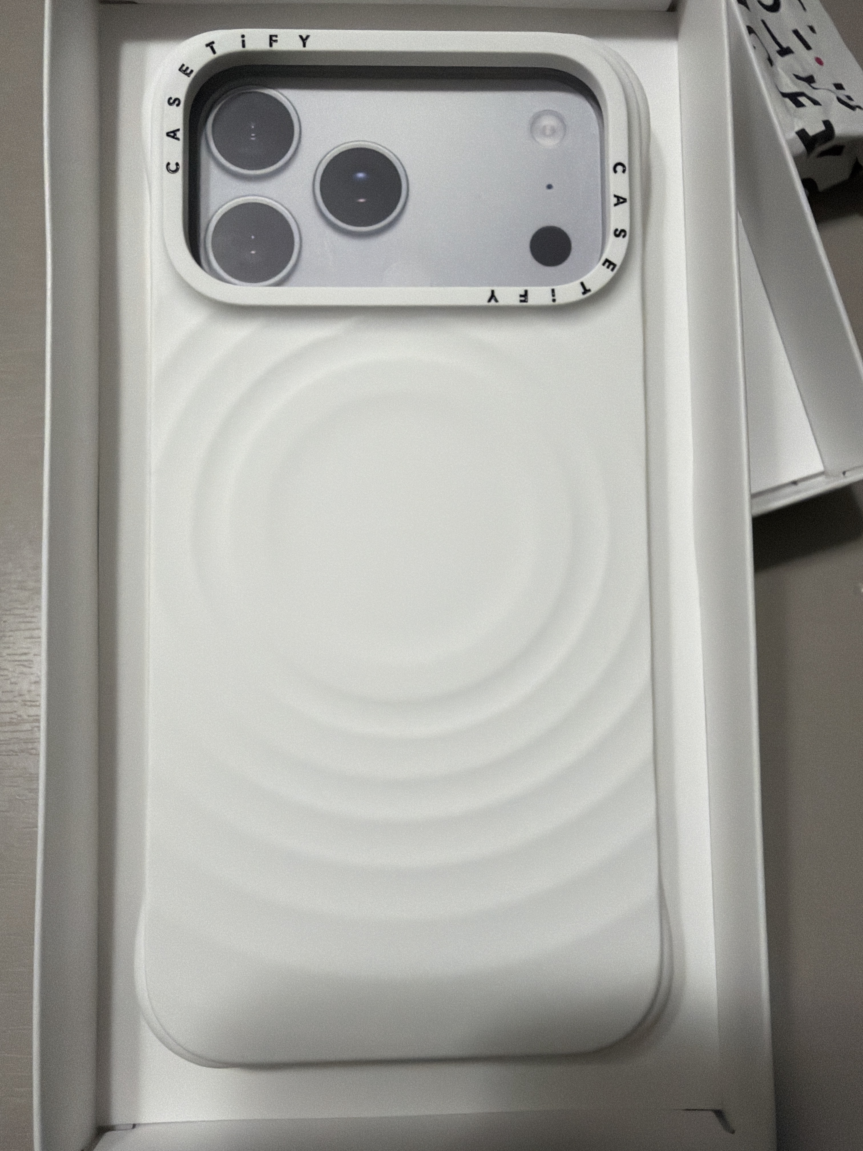 Casetify iPhone MagSafe Ripple Case White 착용 스타일