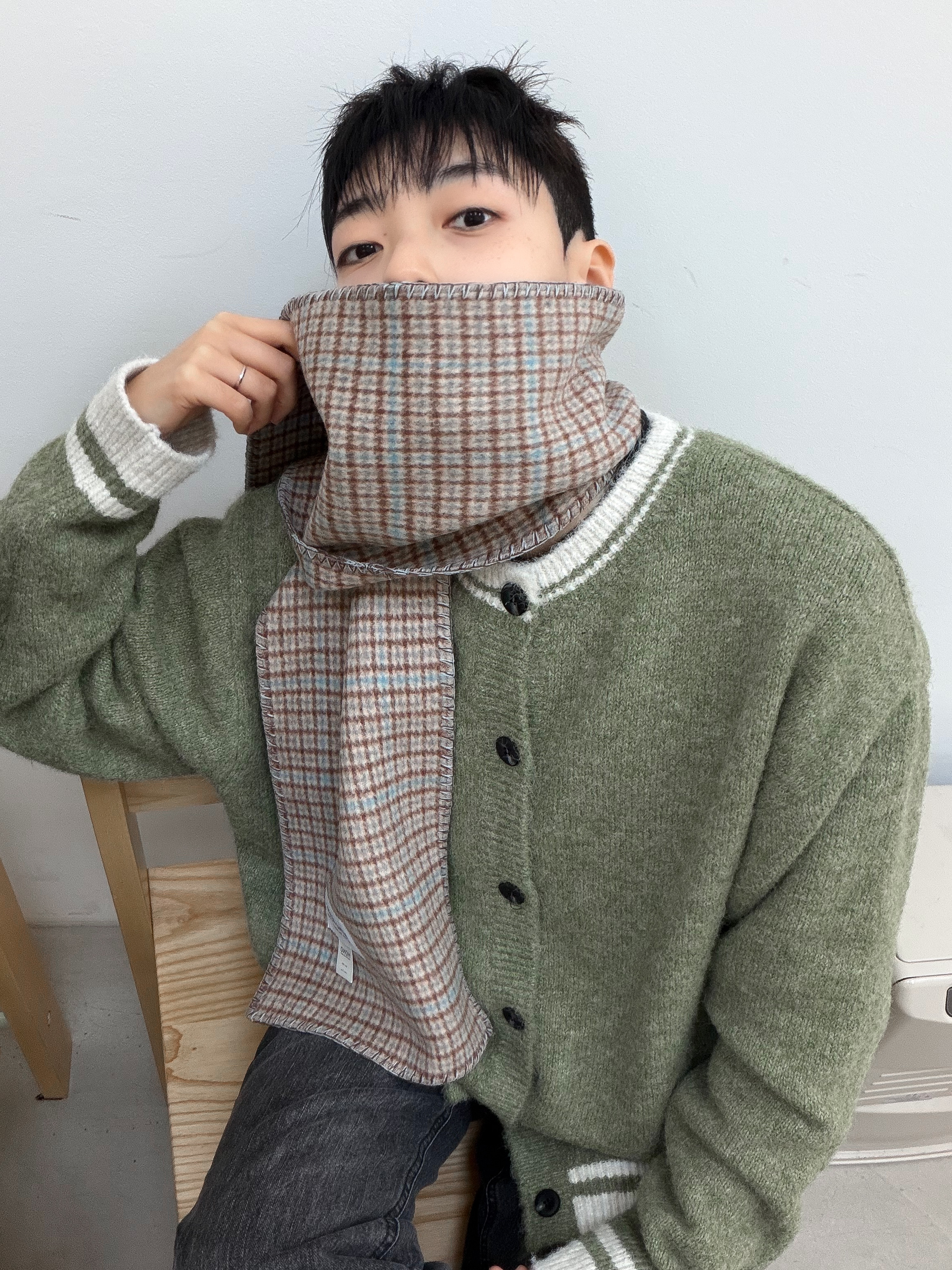 Hono Report Hairy Round Cardigan Olive, Hono Report Bell Bottom Denim Pants Black 착용 스타일 - 6