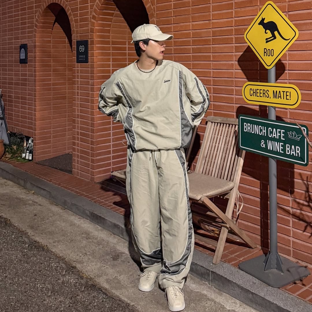 Express Holiday Essential Nylon Pullover Beige, Express Holiday Essential Nylon Pullover Charcoal 착용 스타일 - 1