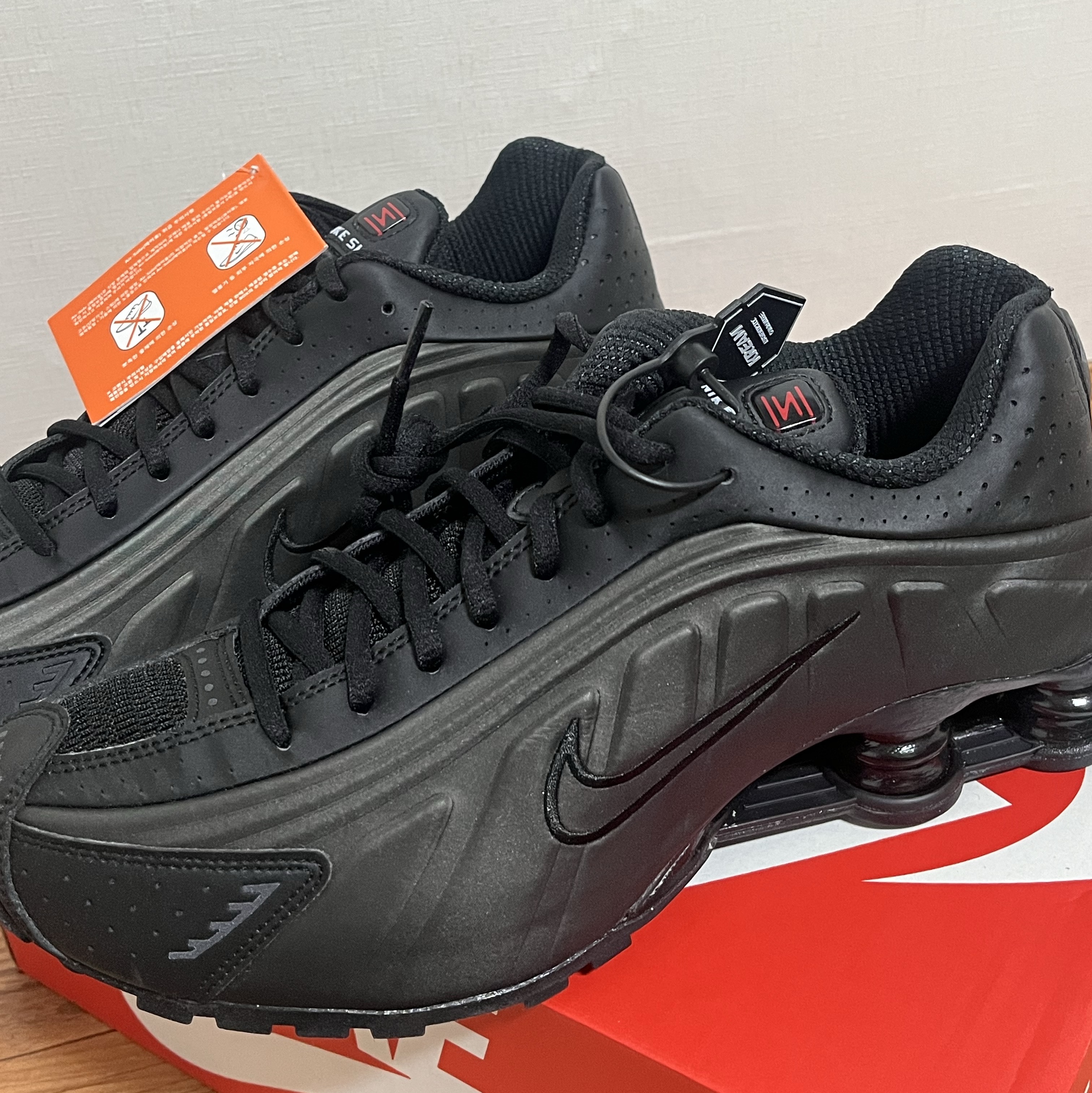 Nike Shox R4 Black Bright Crimson 착용 스타일