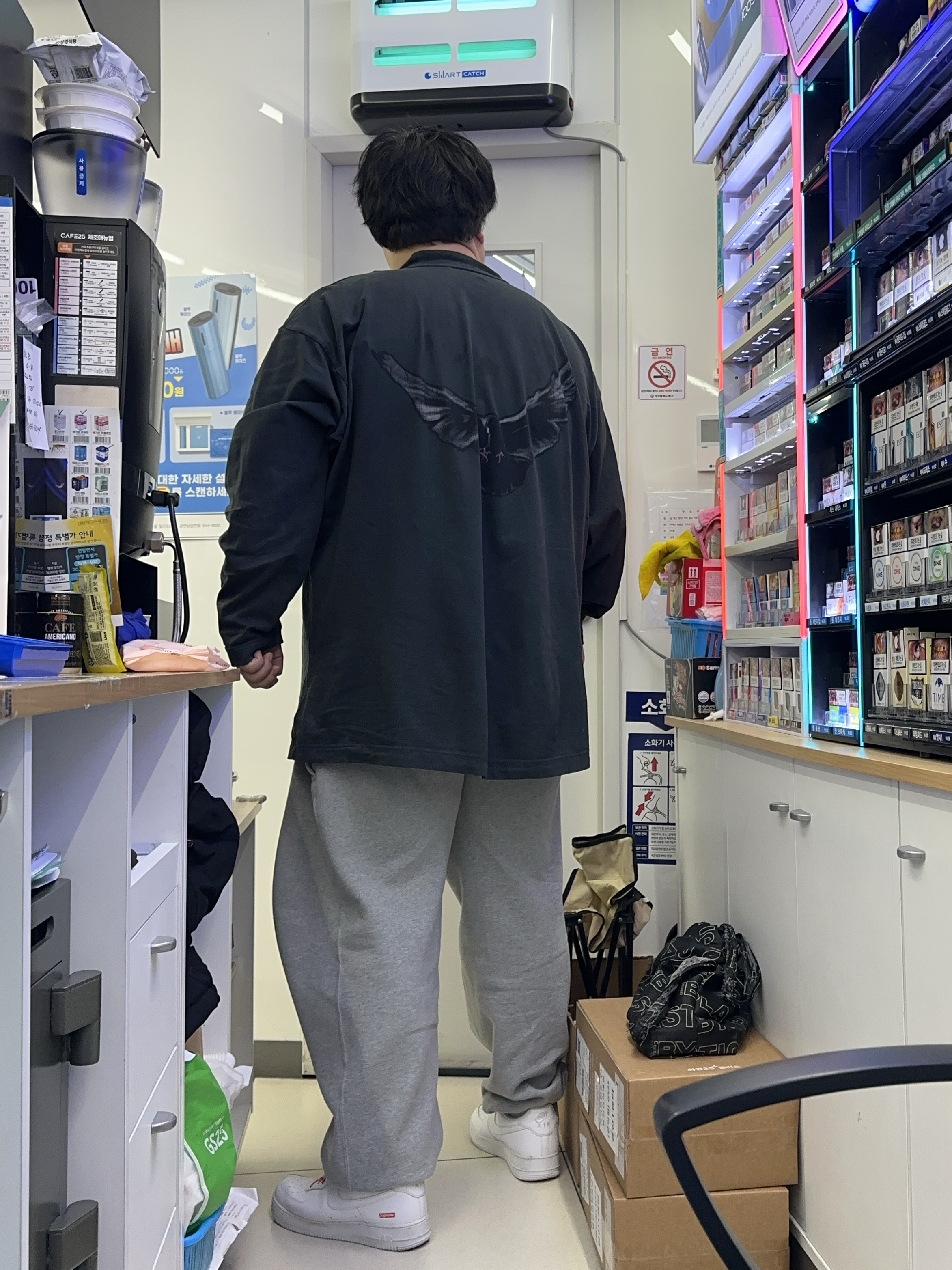 Yeezy Gap Engineered By Balenciaga Dove Long Sleeve T-Shirt Black, Nike x Supreme Air Force 1 Low White 착용 스타일