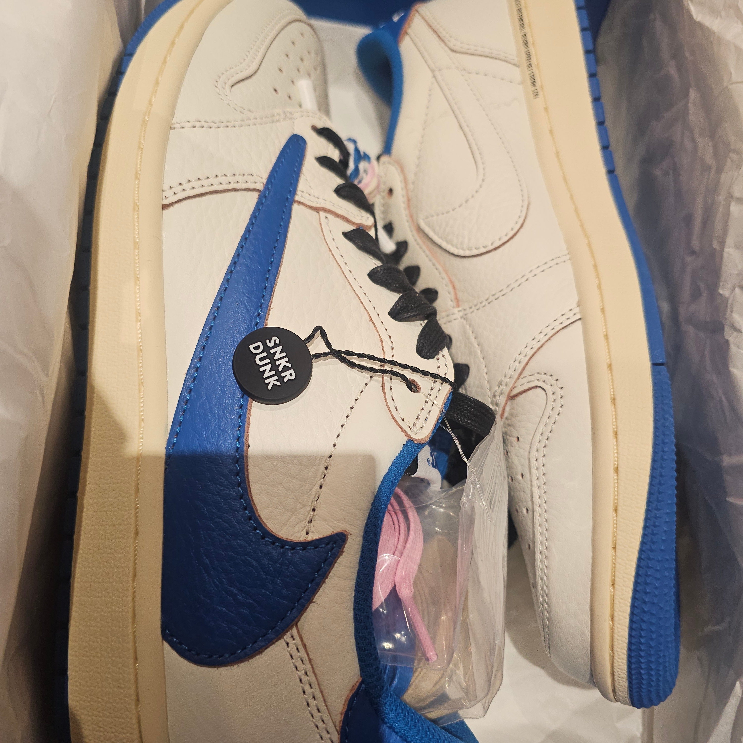 Jordan 1 x Travis Scott x Fragment Retro Low OG SP Sail Military Blue 착용 스타일